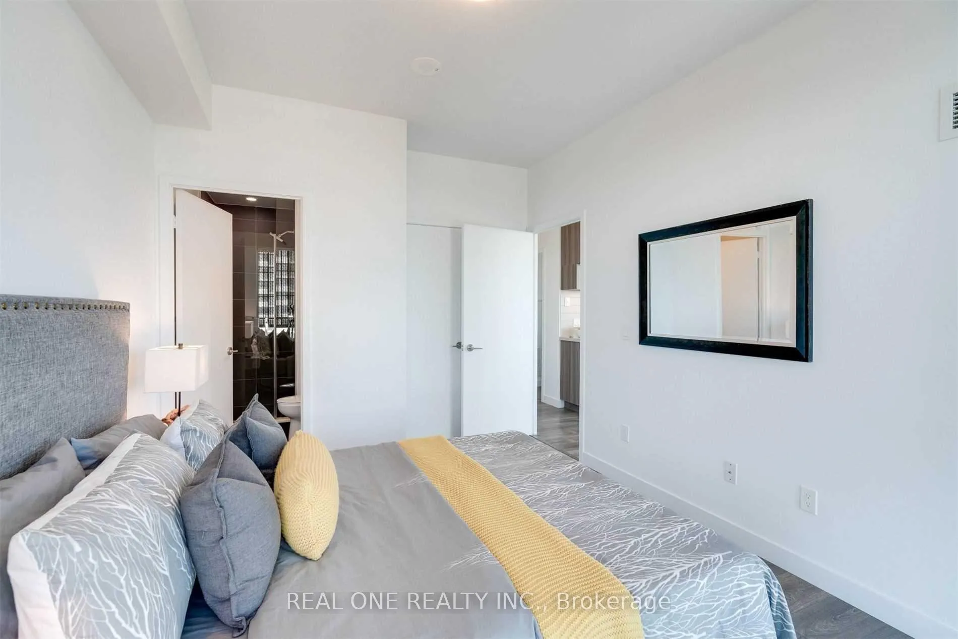 Photo 6 of Unit 5011, 8 Eglinton Avenue E, Toronto, Mount Pleasant West — HOMEH