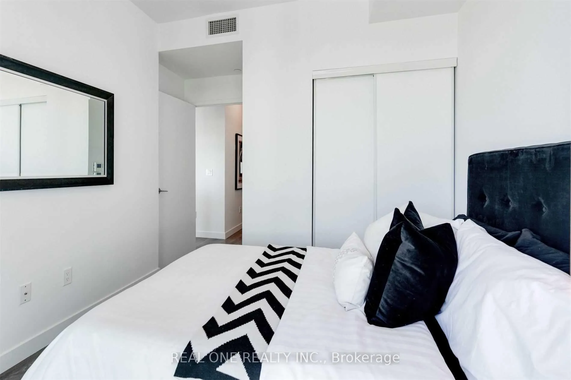 Photo 15 of Unit 5011, 8 Eglinton Avenue E, Toronto, Mount Pleasant West — HOMEH
