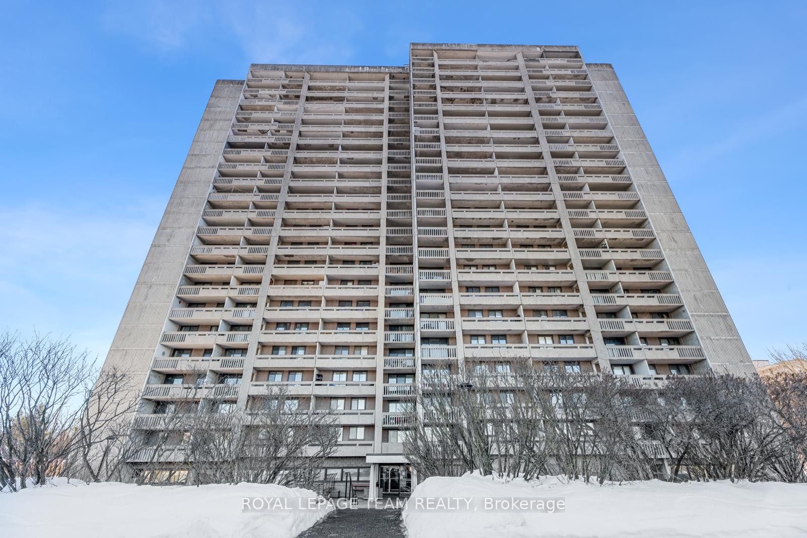 Front of Unit 2004, 415 Greenview Avenue