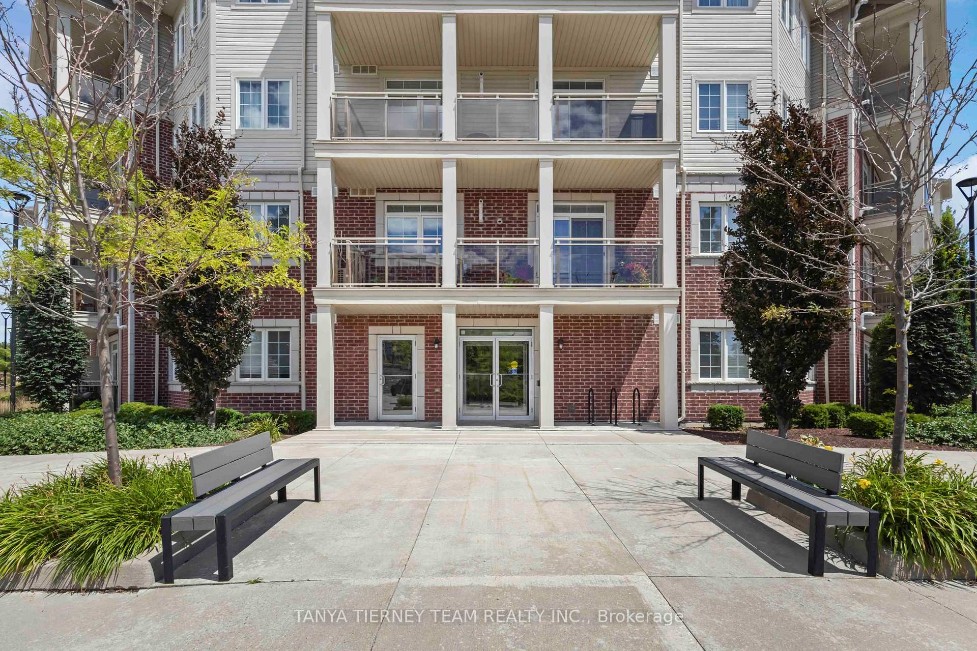 Photo 5 of Unit 404, 84 Aspen Springs Drive, Clarington, Bowmanville — HOMEH