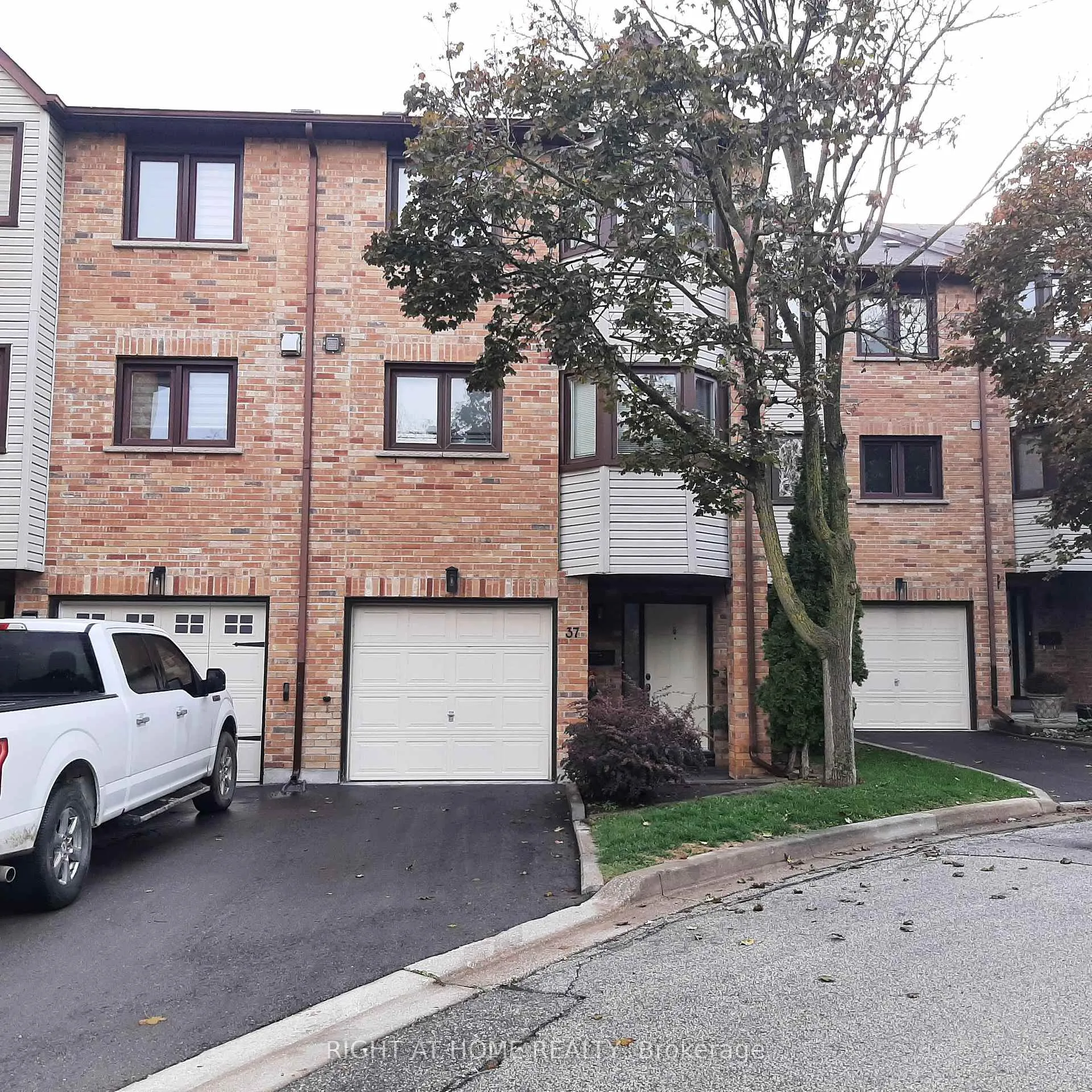 Photo 1 of Unit 17, 37 Old Firehall Lane, Vaughan, West Woodbridge — HOMEH