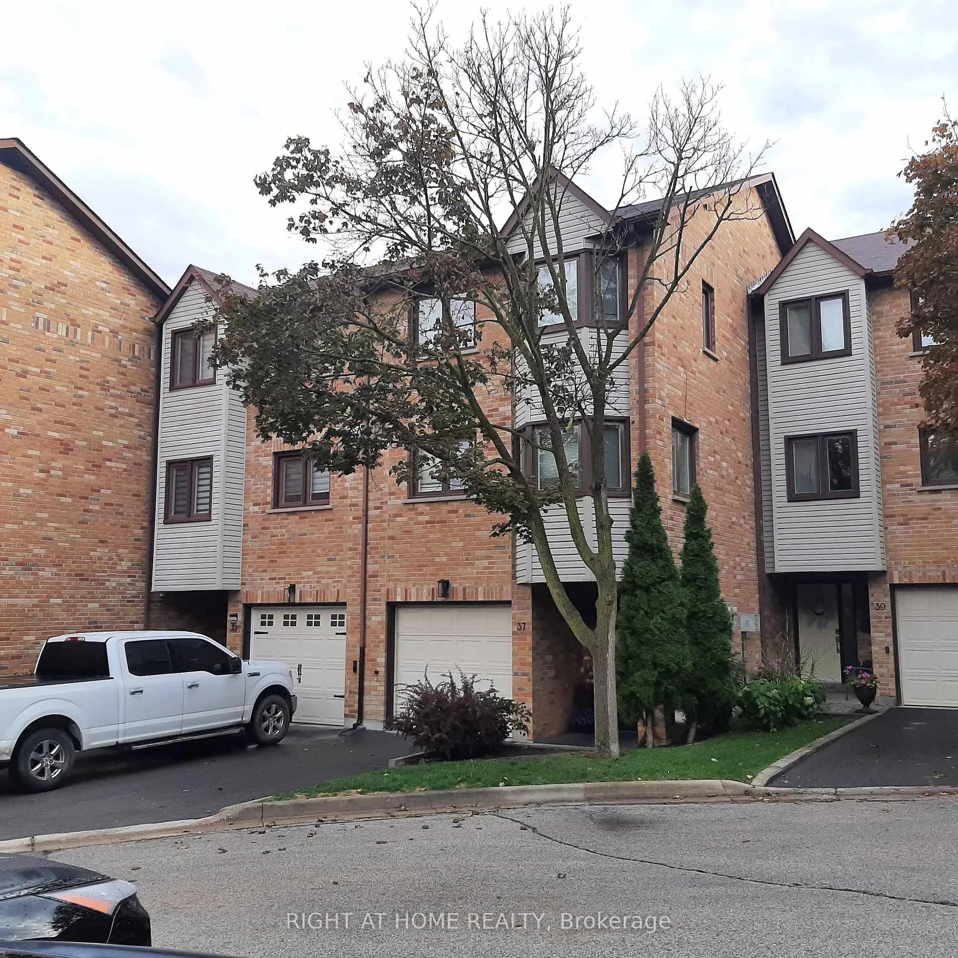 Photo 2 of Unit 17, 37 Old Firehall Lane, Vaughan, West Woodbridge — HOMEH