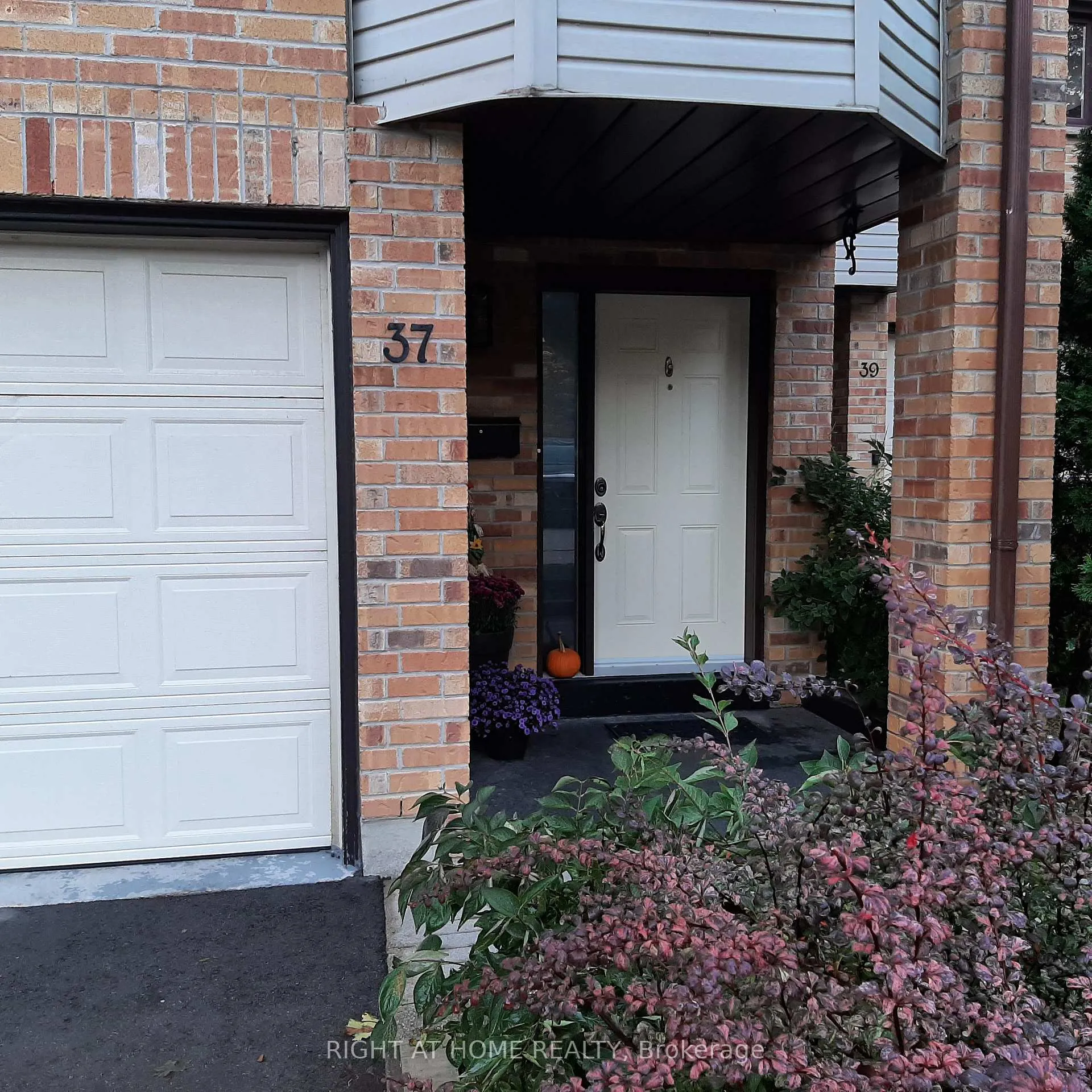 Photo 3 of Unit 17, 37 Old Firehall Lane, Vaughan, West Woodbridge — HOMEH
