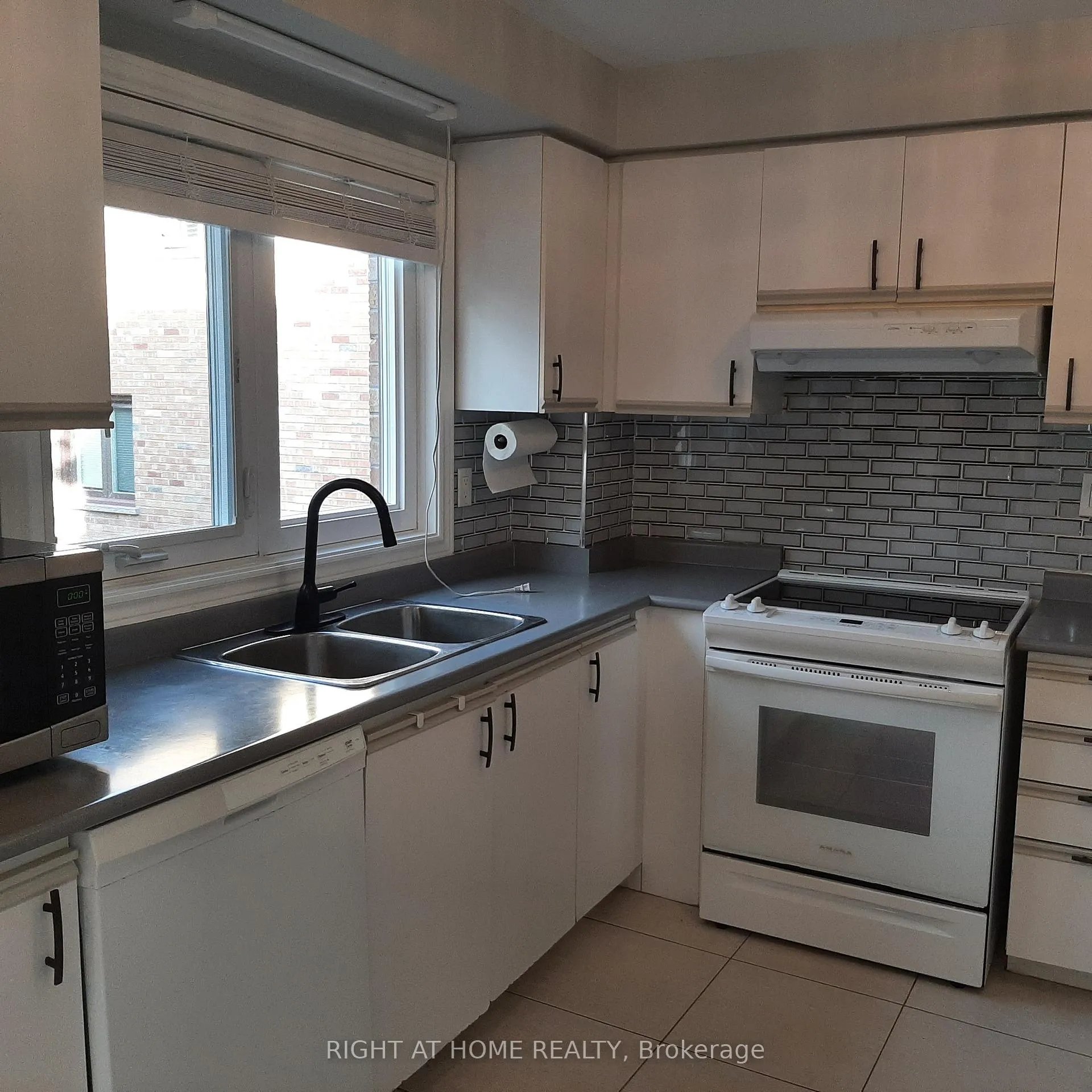 Photo 11 of Unit 17, 37 Old Firehall Lane, Vaughan, West Woodbridge — HOMEH