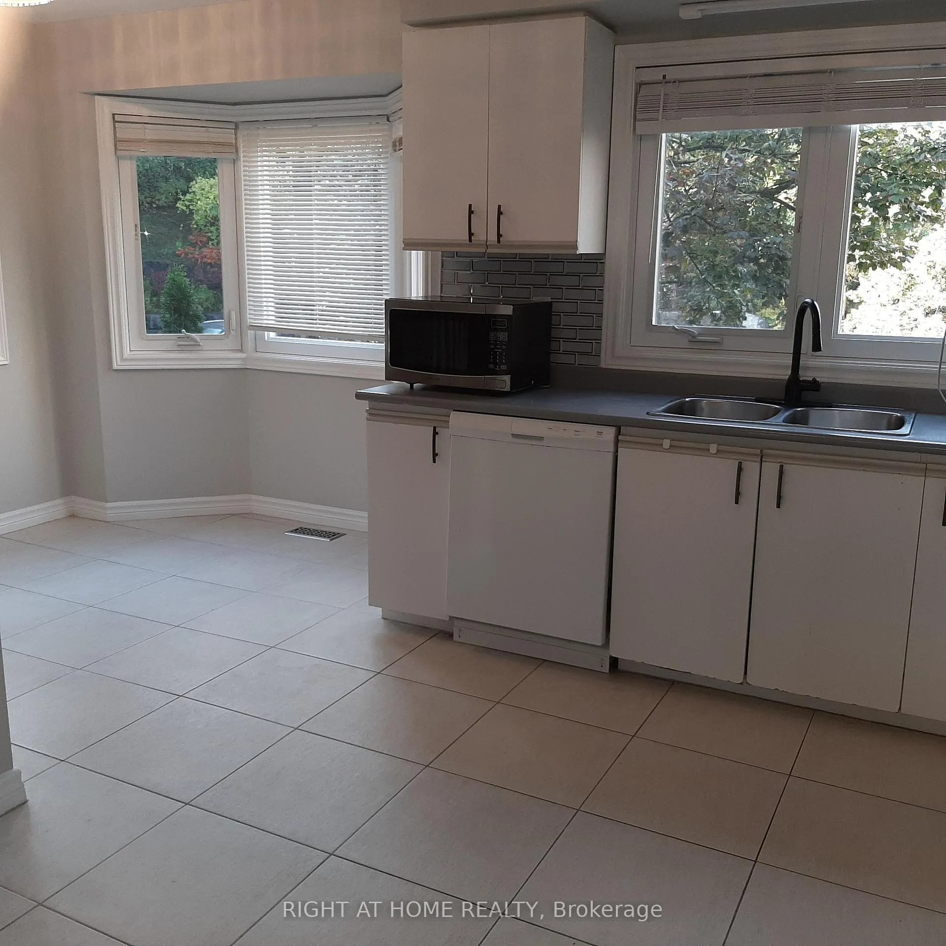 Photo 13 of Unit 17, 37 Old Firehall Lane, Vaughan, West Woodbridge — HOMEH
