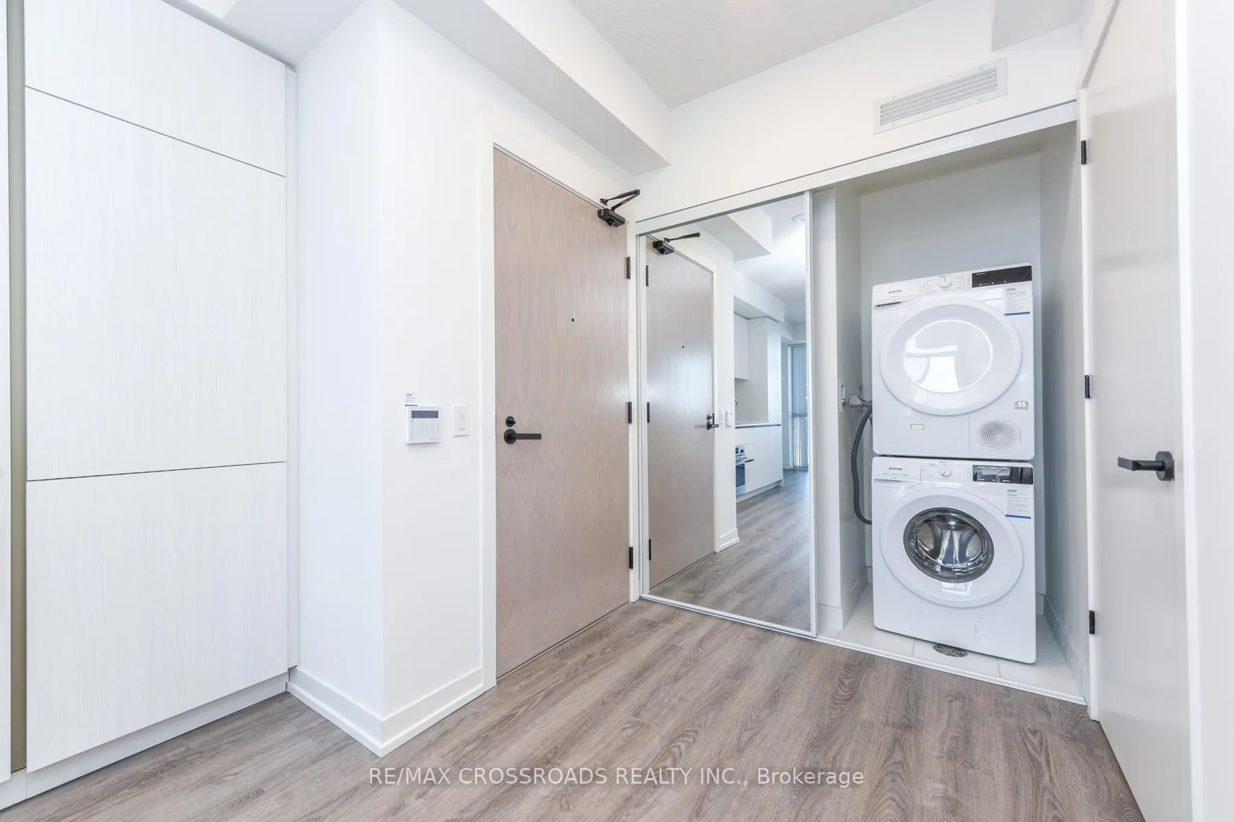 Photo 16 of Unit 3908, 8 Interchange Way, Vaughan, Vaughan Corporate Centre — HOMEH