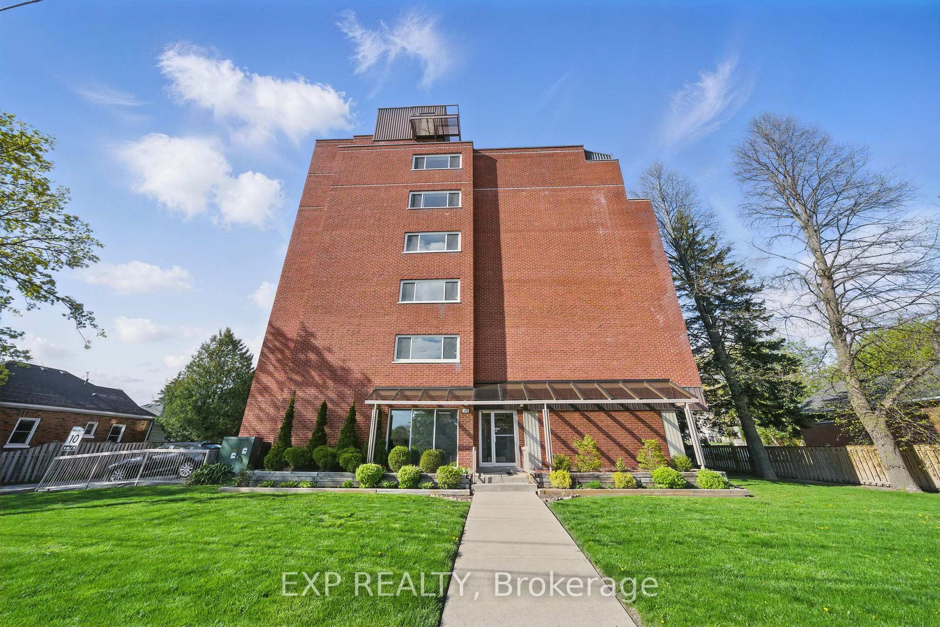 Photo 31 of Unit 302, 144 Queen Street, Clarington, Bowmanville — HOMEH
