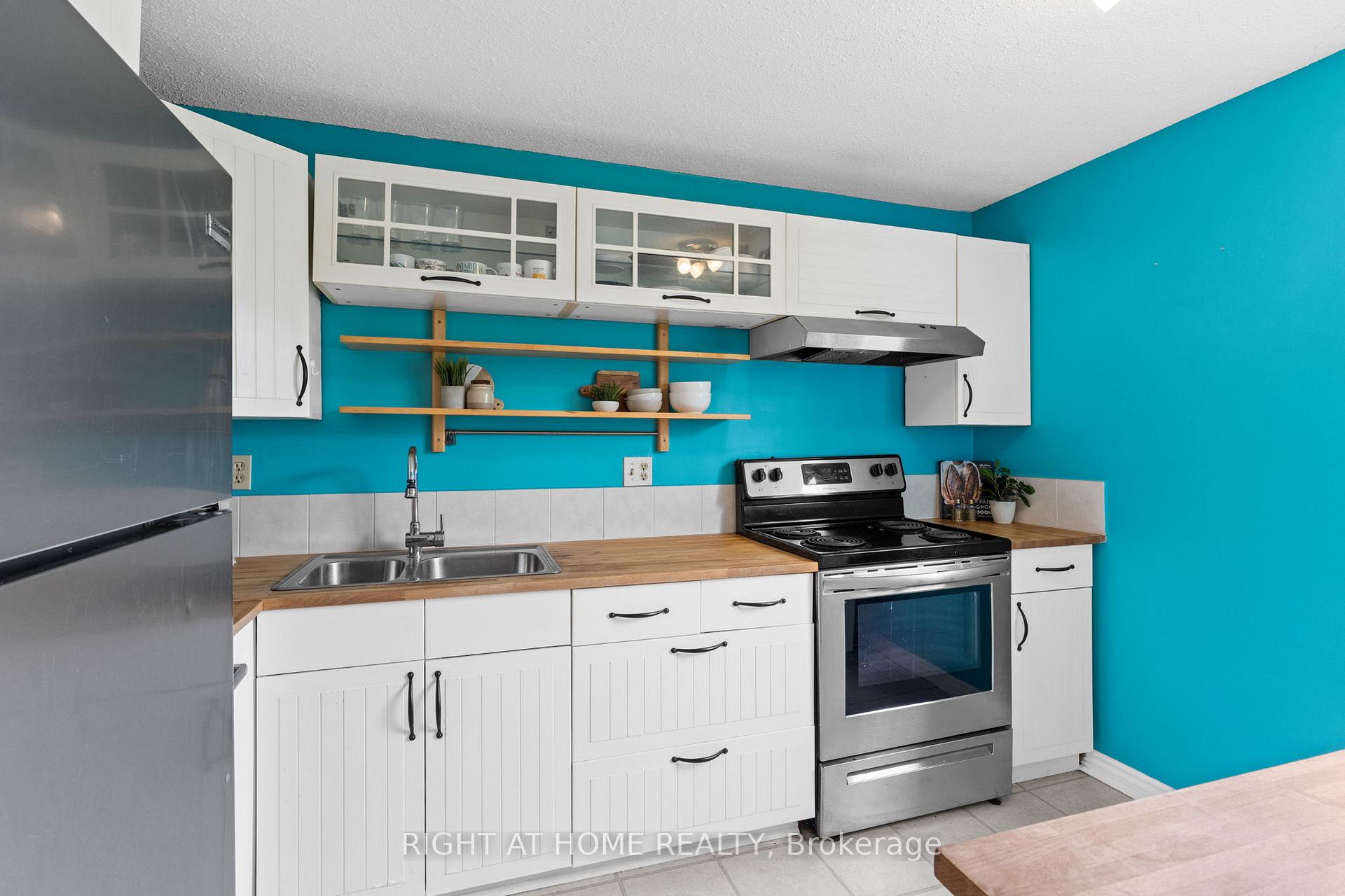 Photo 6 of 12B Larkshire Lane, Ottawa, Barrhaven - Pheasant Run — HOMEH