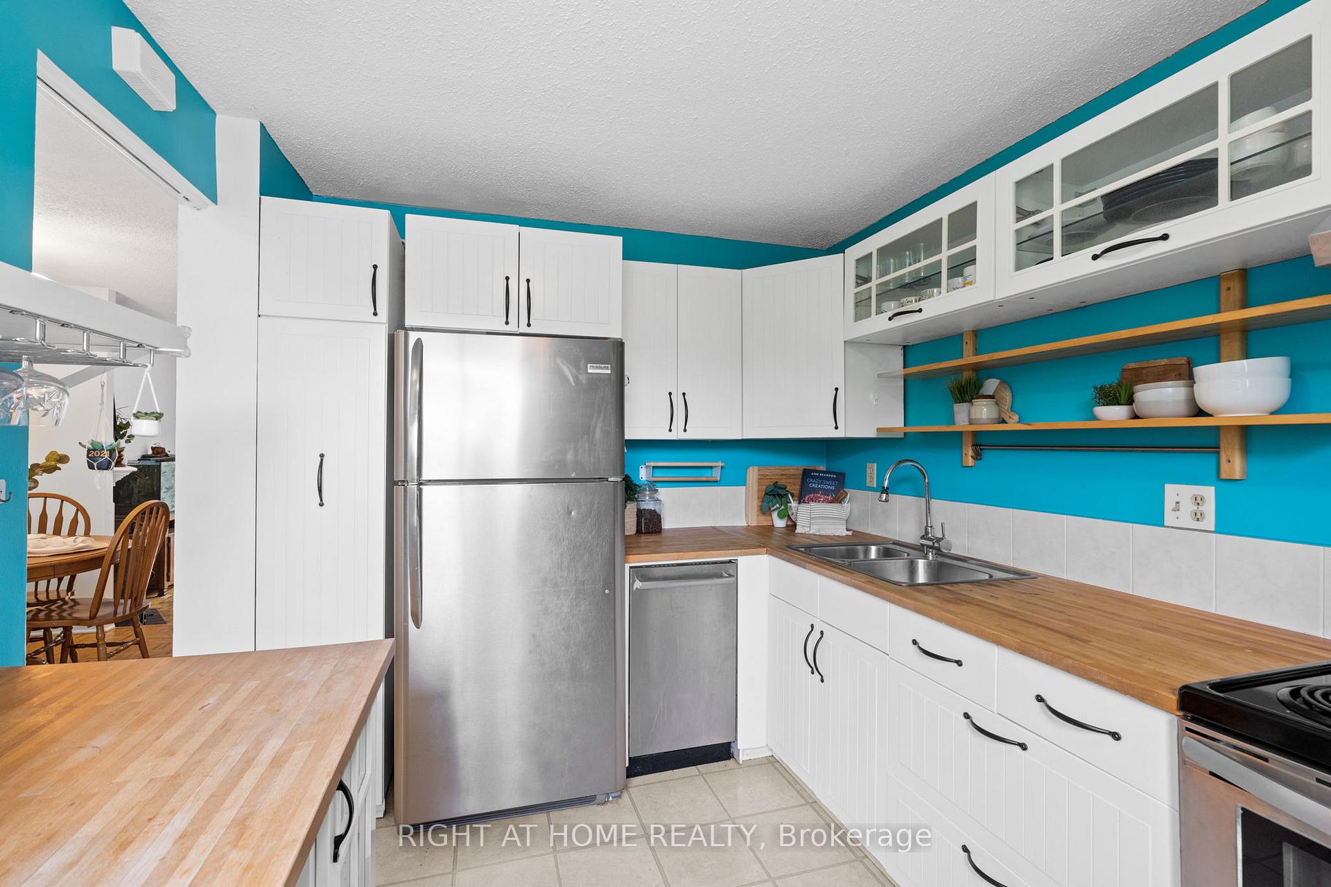 Photo 7 of 12B Larkshire Lane, Ottawa, Barrhaven - Pheasant Run — HOMEH