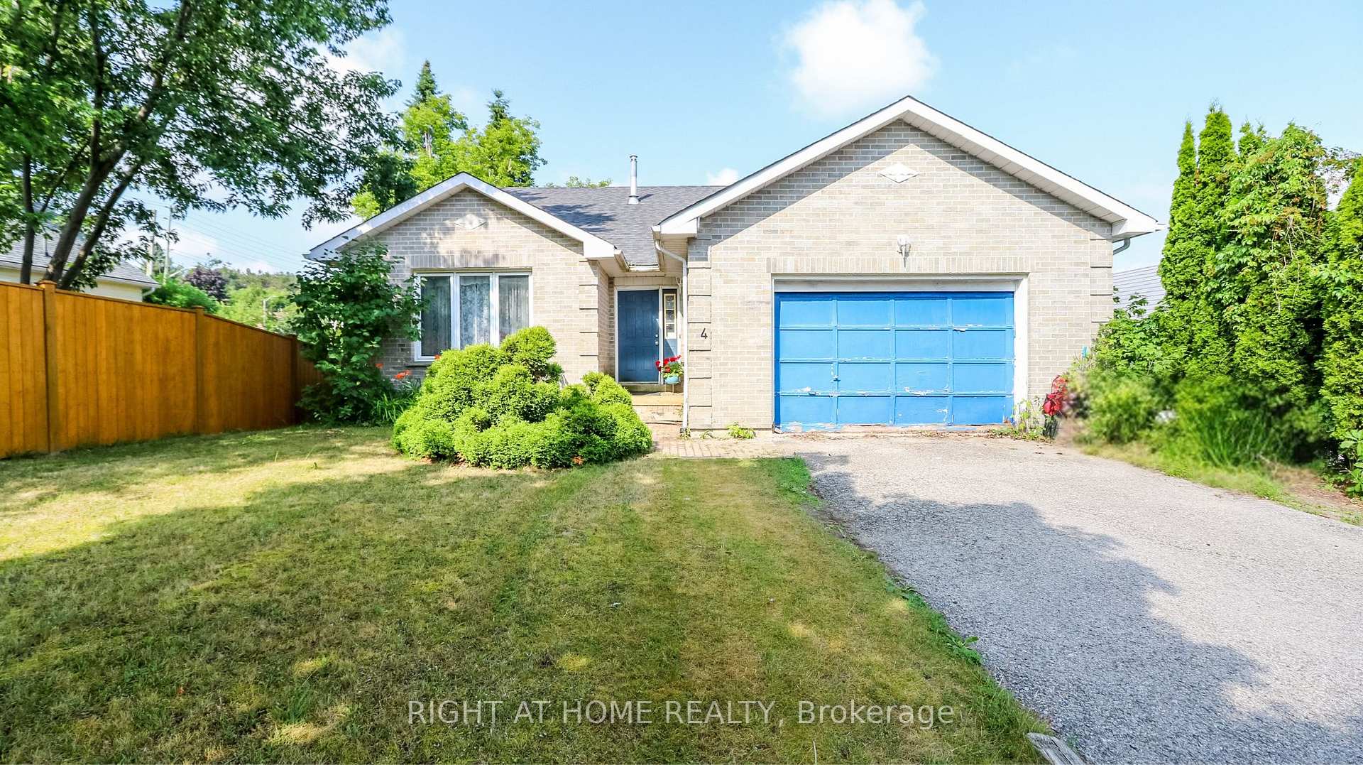 Photo 2 of 4 Elizabeth Street, Barrie, Ardagh — HOMEH