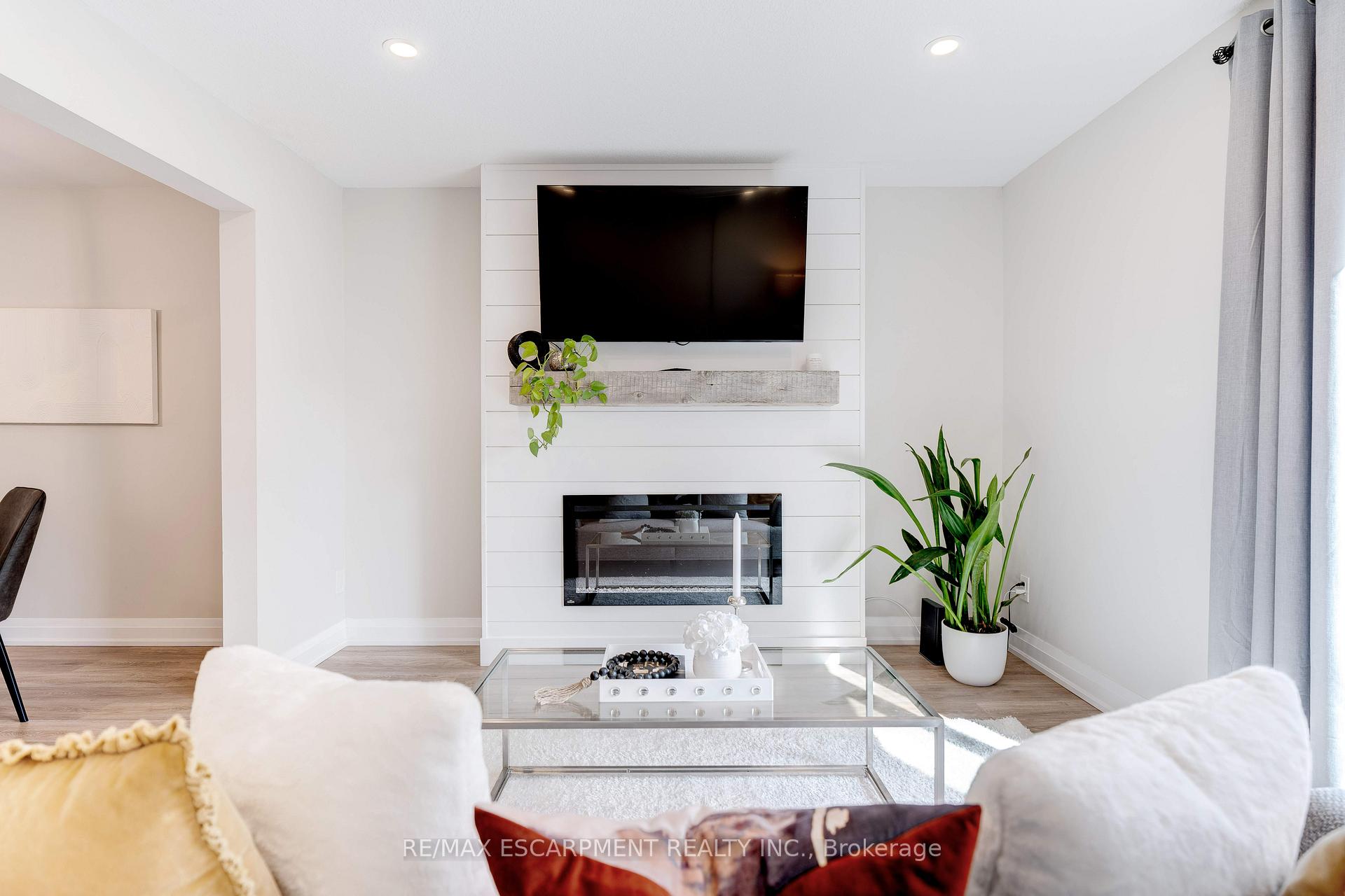 Photo 13 of Unit 53, 1115 Paramount Drive, Hamilton, Stoney Creek Mountain — HOMEH