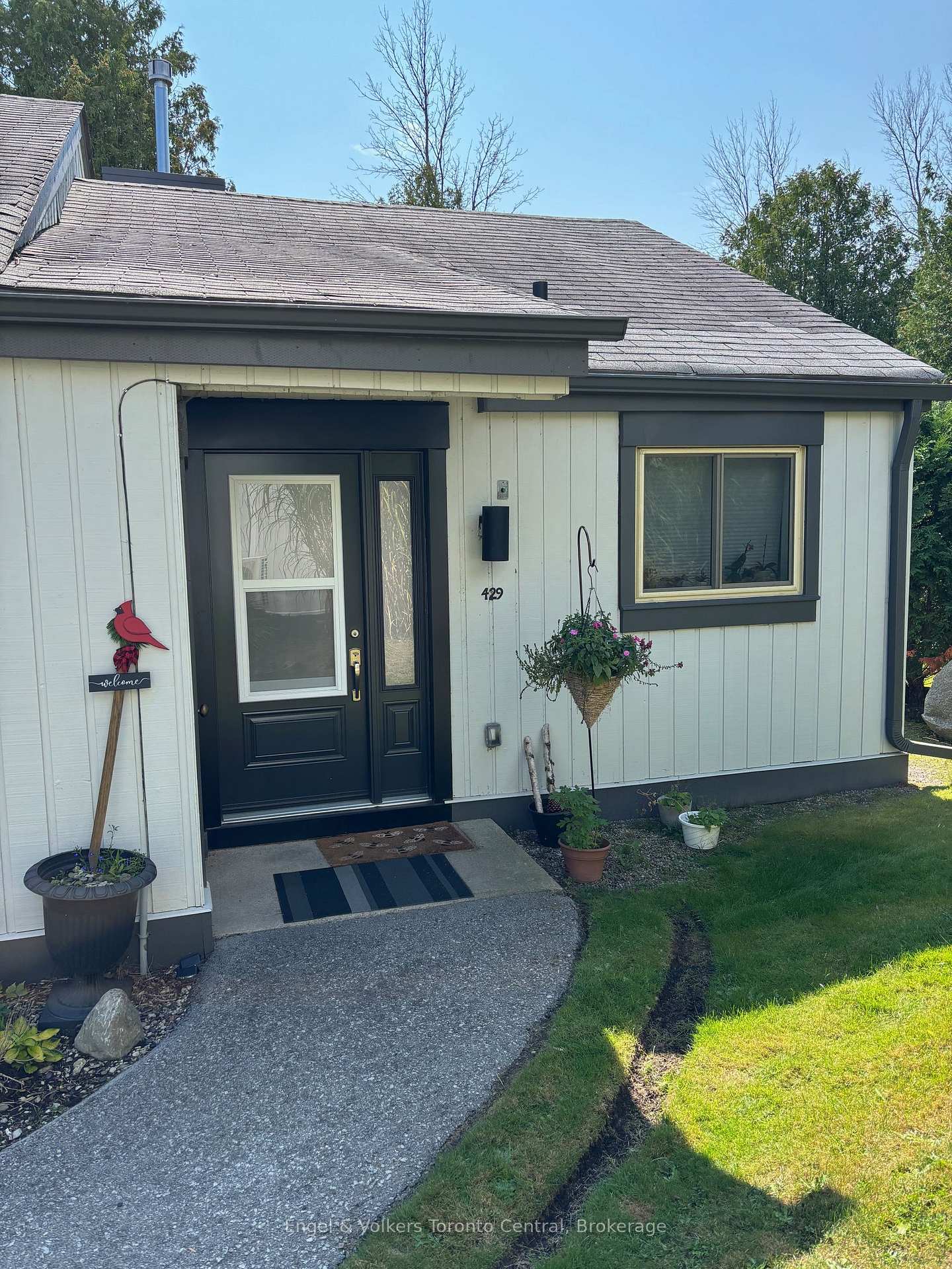 Photo 3 of Unit 17, 429 Oxbow Crescent, Collingwood — HOMEH