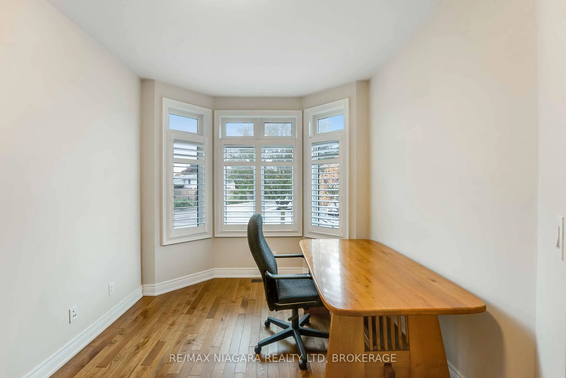 Photo 4 of 24 Emerald Common, St. Catharines, Lakeshore — HOMEH