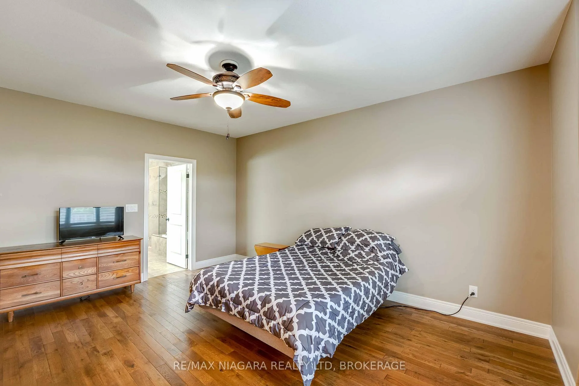 Photo 11 of 24 Emerald Common, St. Catharines, Lakeshore — HOMEH