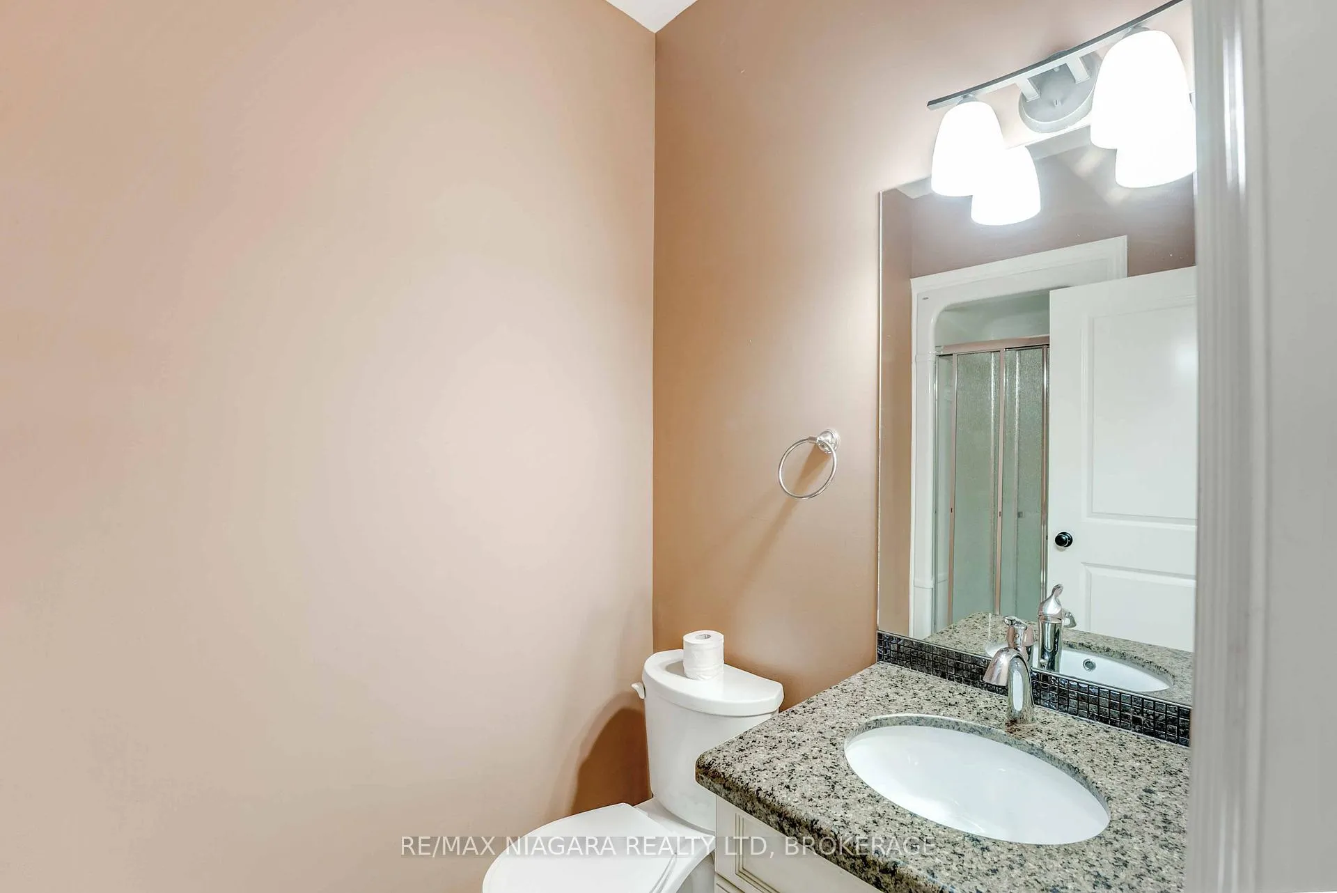 Photo 17 of 24 Emerald Common, St. Catharines, Lakeshore — HOMEH