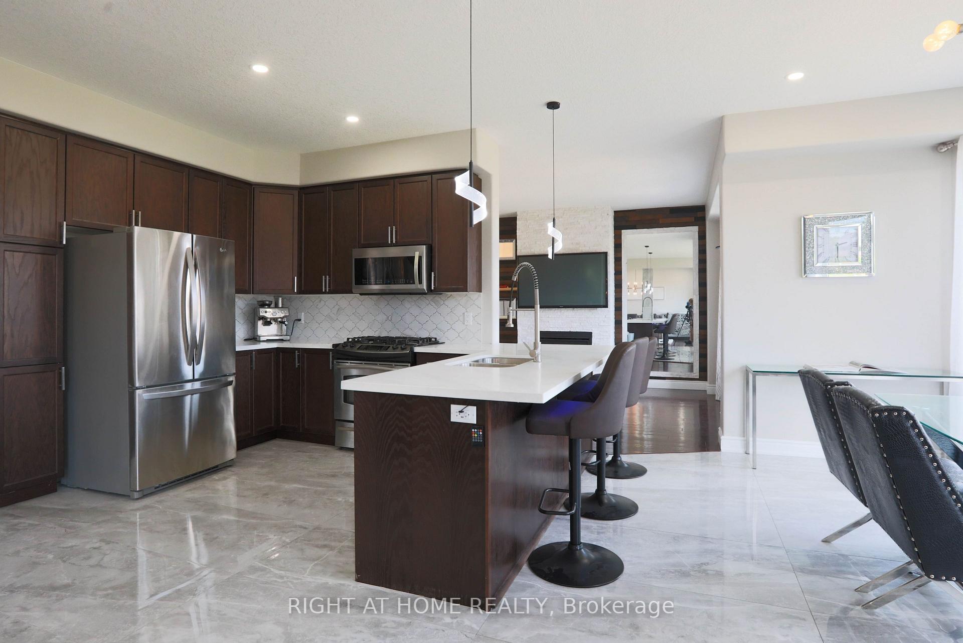 Photo 10 of 72 Lockerbie Crescent, Collingwood — HOMEH