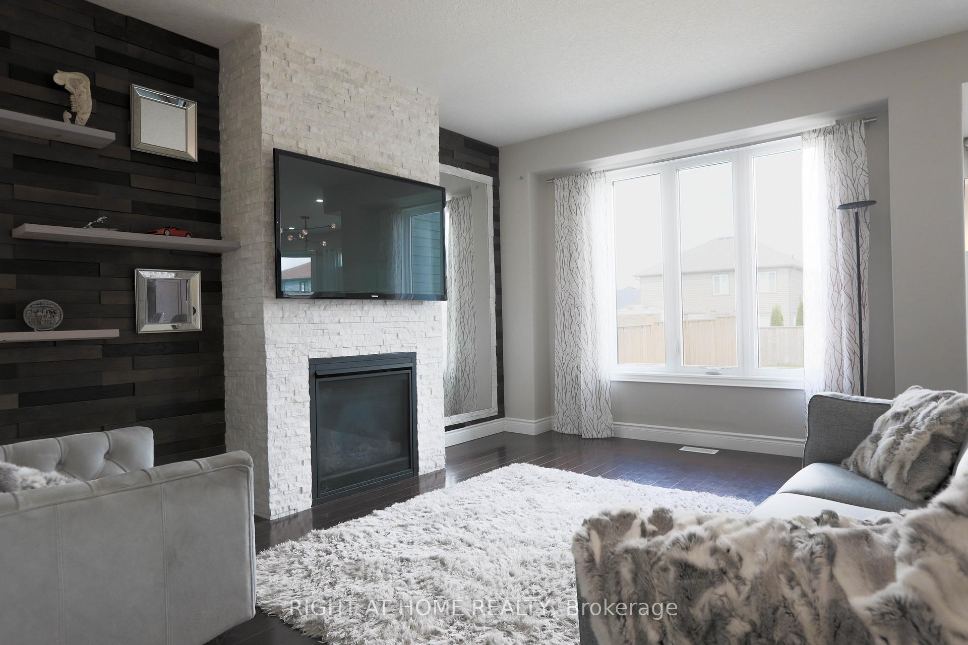 Photo 14 of 72 Lockerbie Crescent, Collingwood — HOMEH