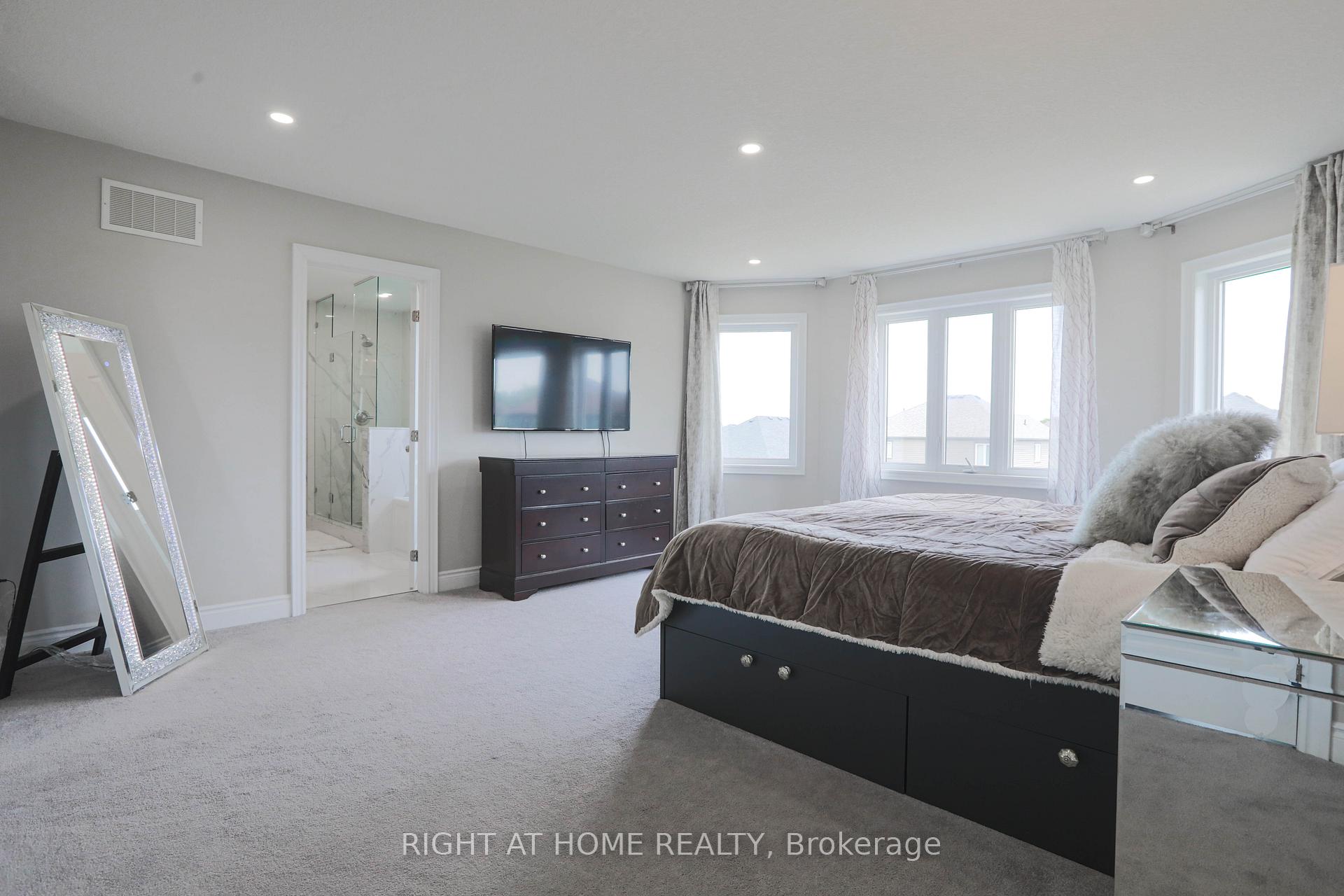 Photo 17 of 72 Lockerbie Crescent, Collingwood — HOMEH