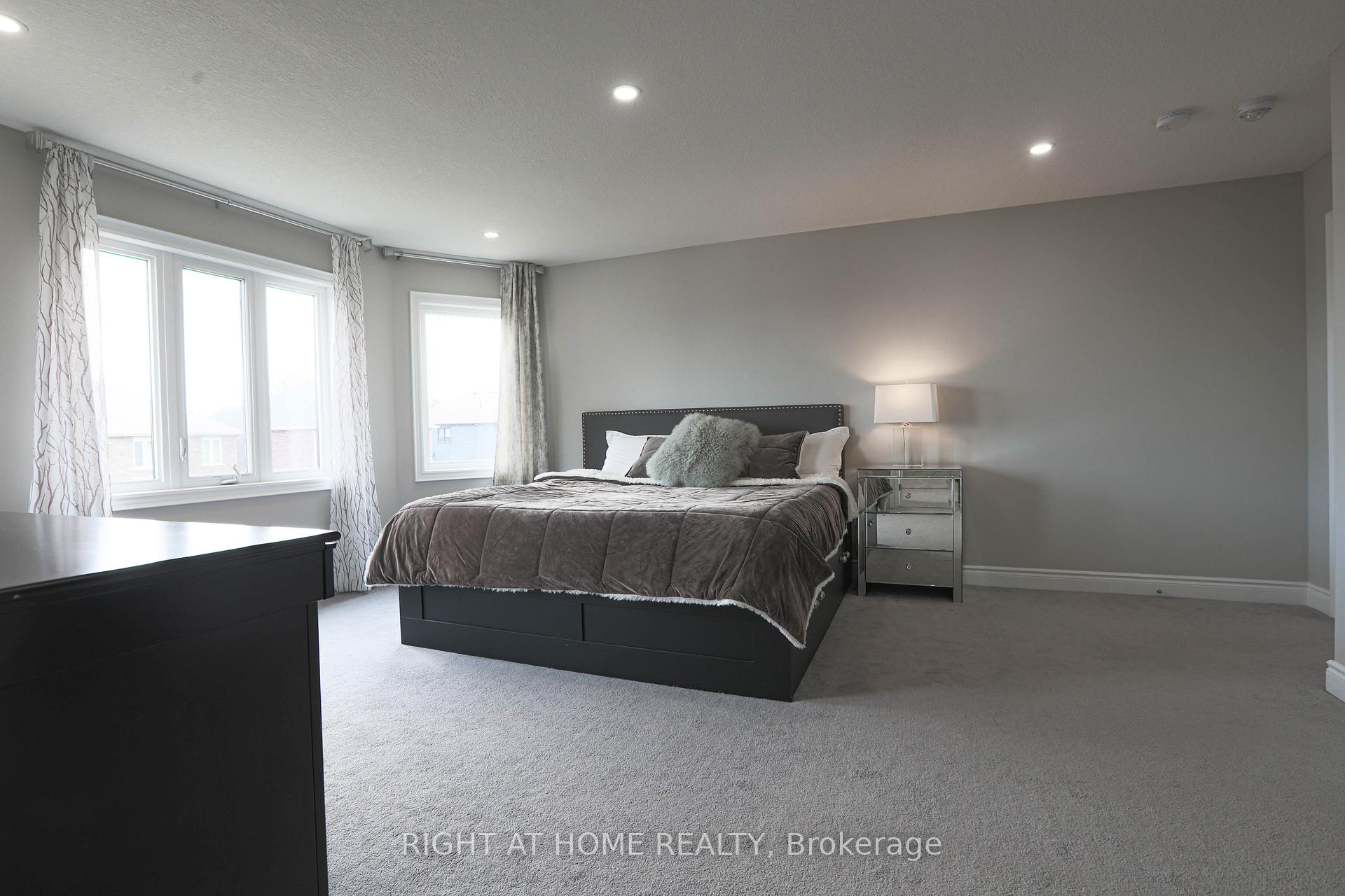 Photo 18 of 72 Lockerbie Crescent, Collingwood — HOMEH