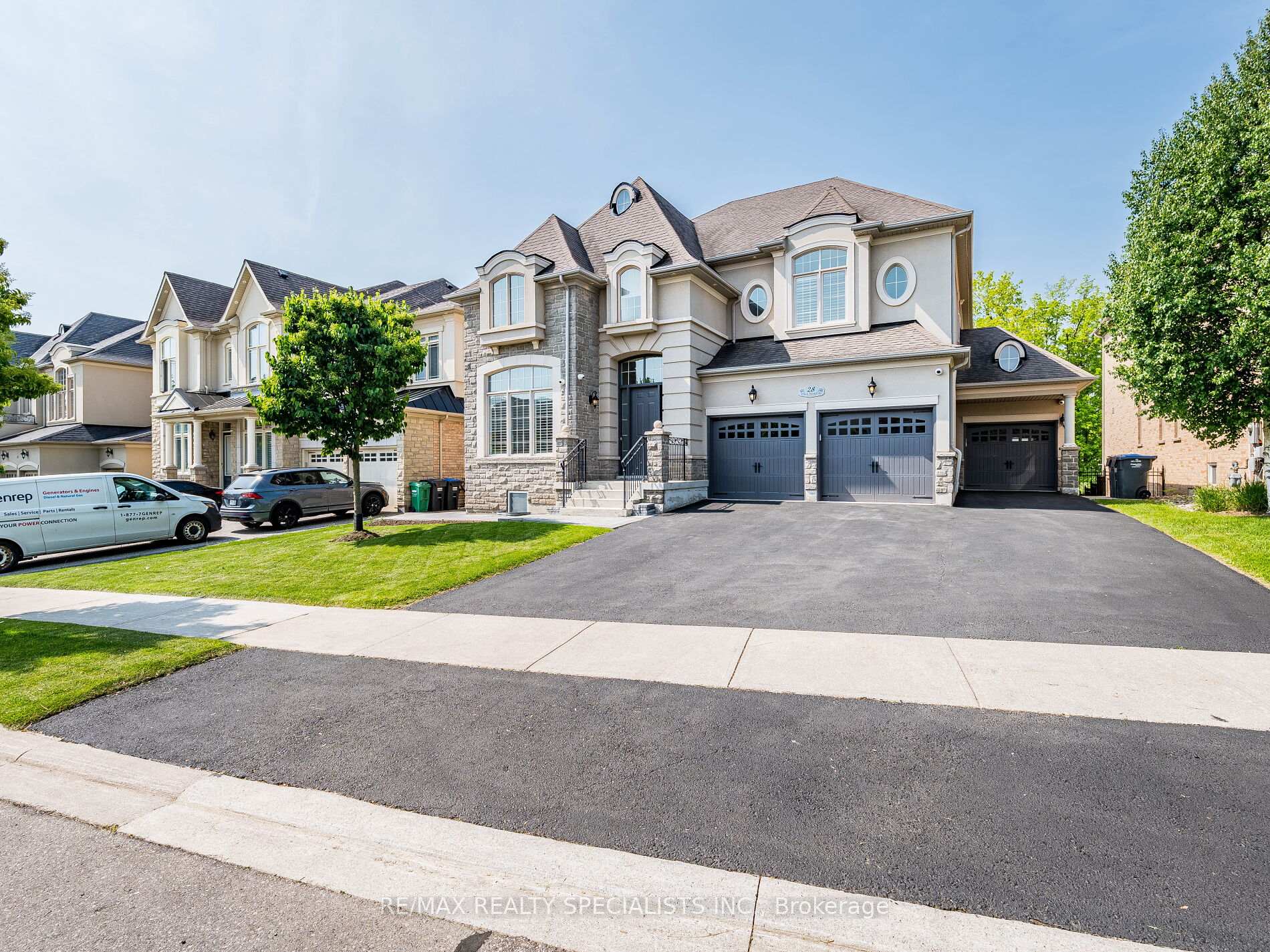 Photo 3 of 28 Elbern Markell Drive W, Brampton, Credit Valley — HOMEH