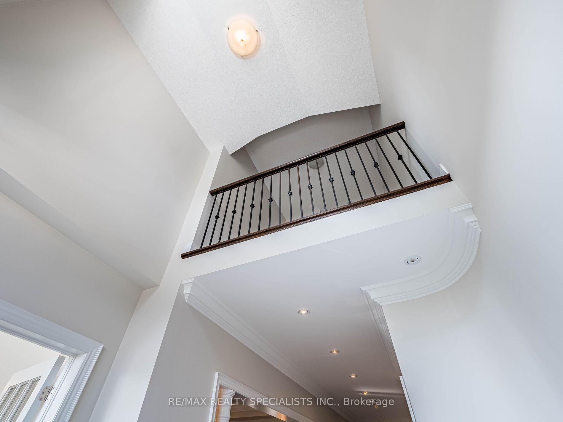 Photo 8 of 28 Elbern Markell Drive W, Brampton, Credit Valley — HOMEH