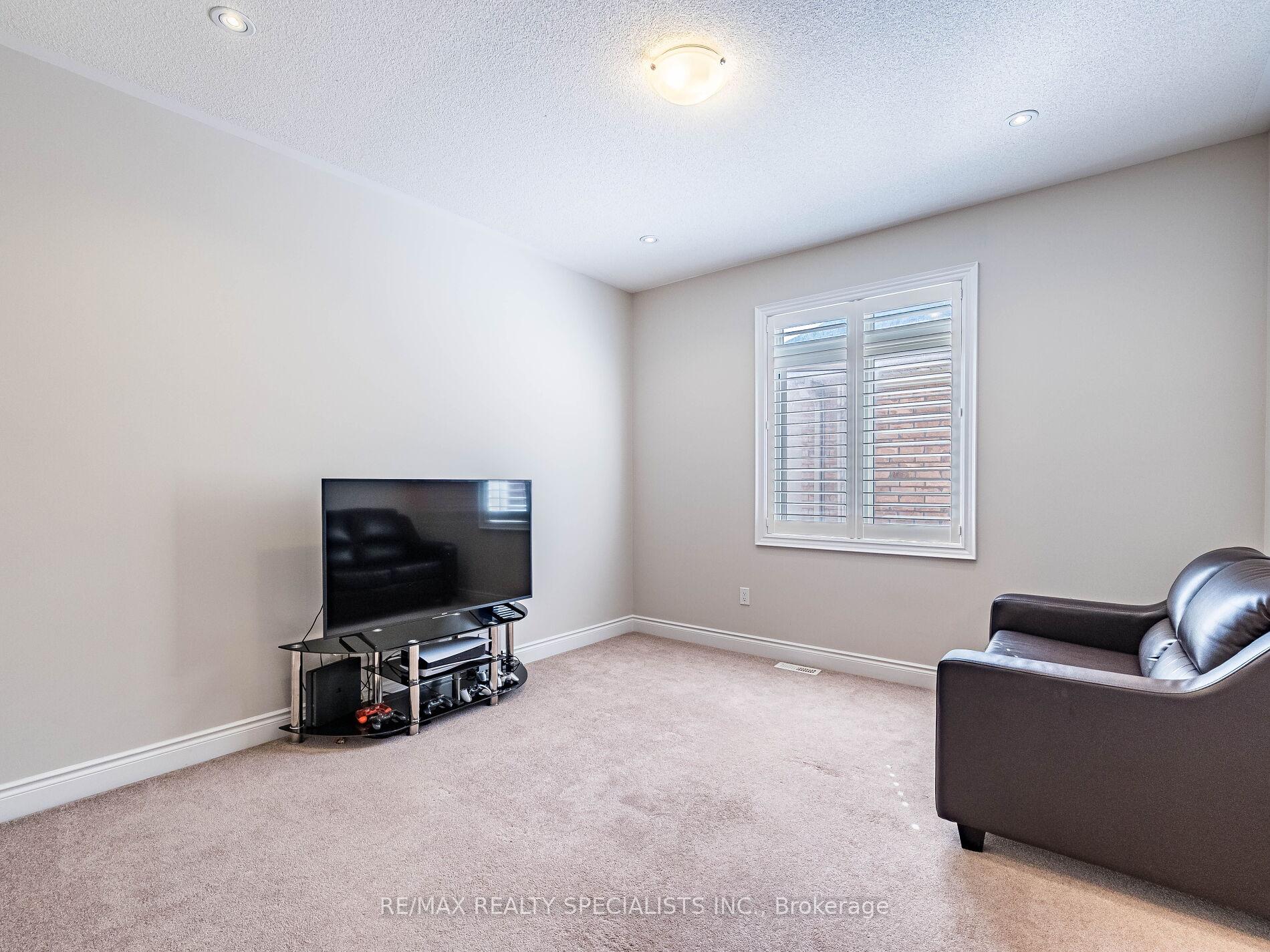 Photo 33 of 28 Elbern Markell Drive W, Brampton, Credit Valley — HOMEH