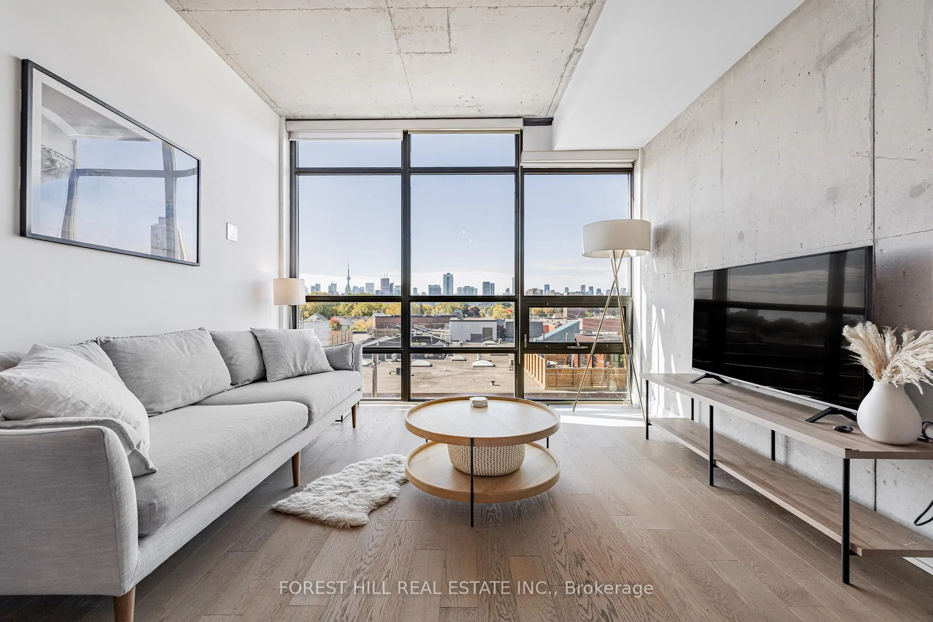 Front of Unit 607, 319 Carlaw Avenue