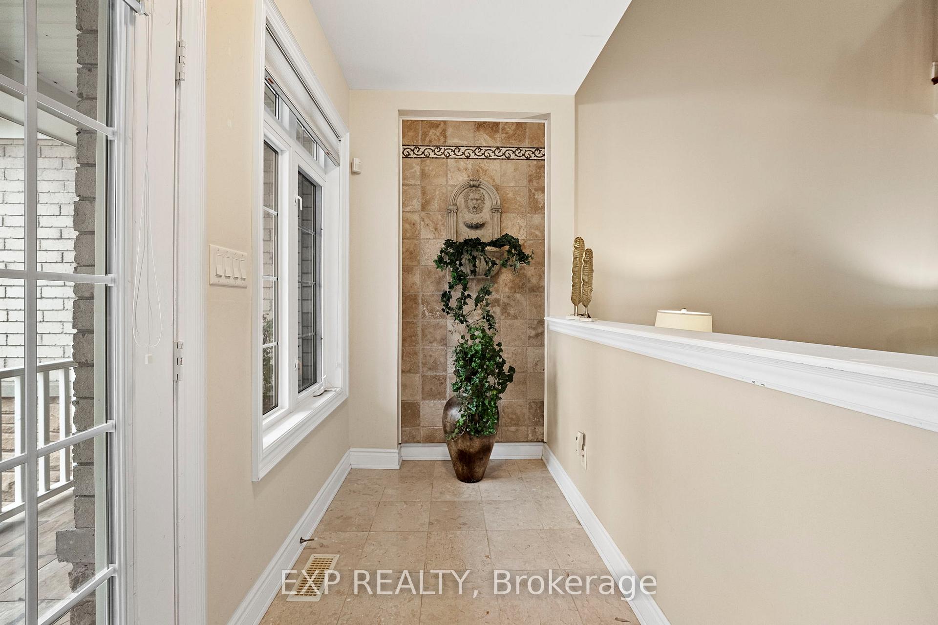 Photo 5 of 54 Stonecliffe Crescent, Aurora, Aurora Estates — HOMEH