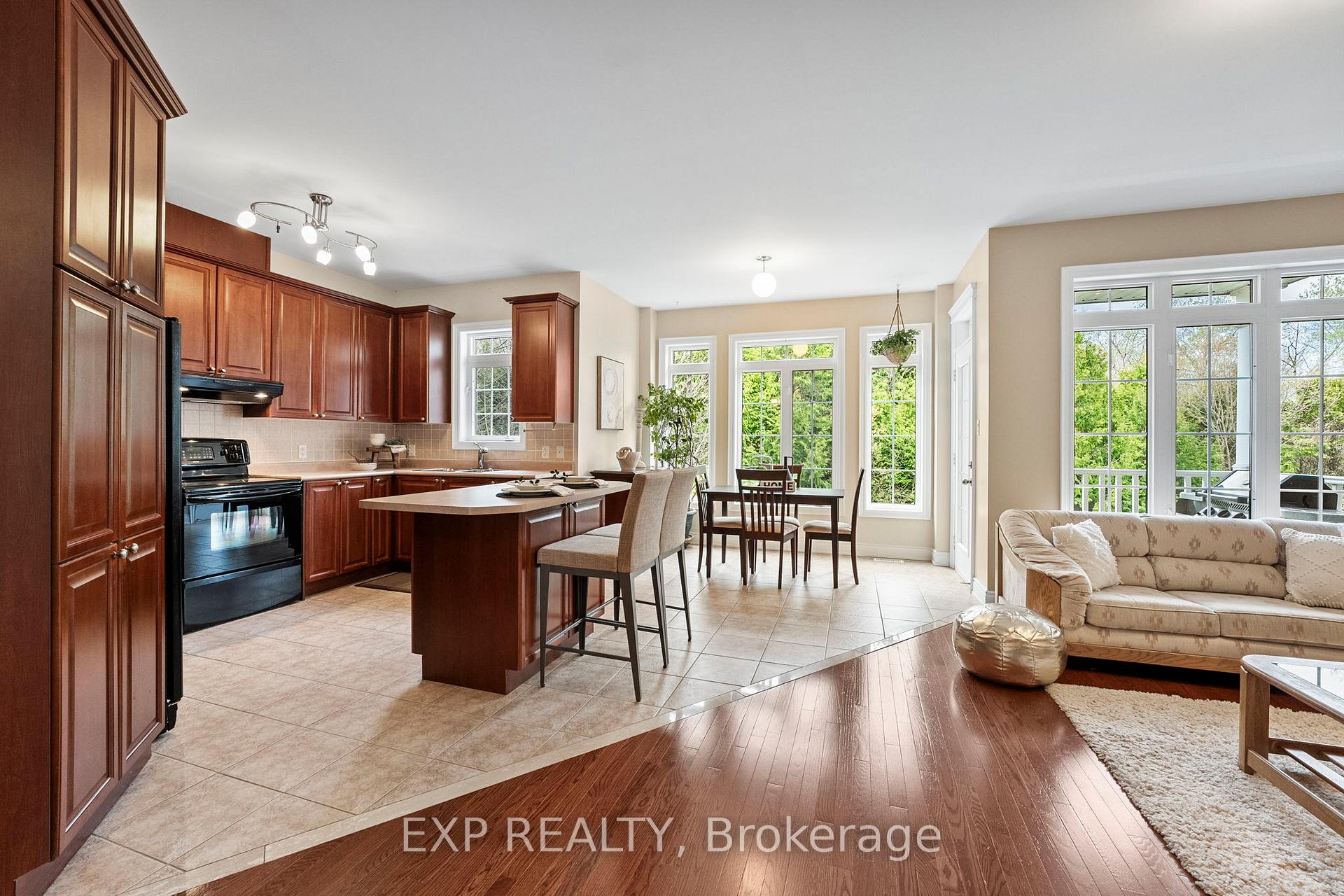 Photo 13 of 54 Stonecliffe Crescent, Aurora, Aurora Estates — HOMEH