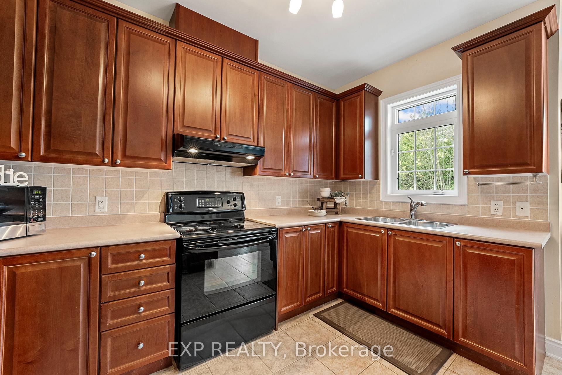 Photo 15 of 54 Stonecliffe Crescent, Aurora, Aurora Estates — HOMEH