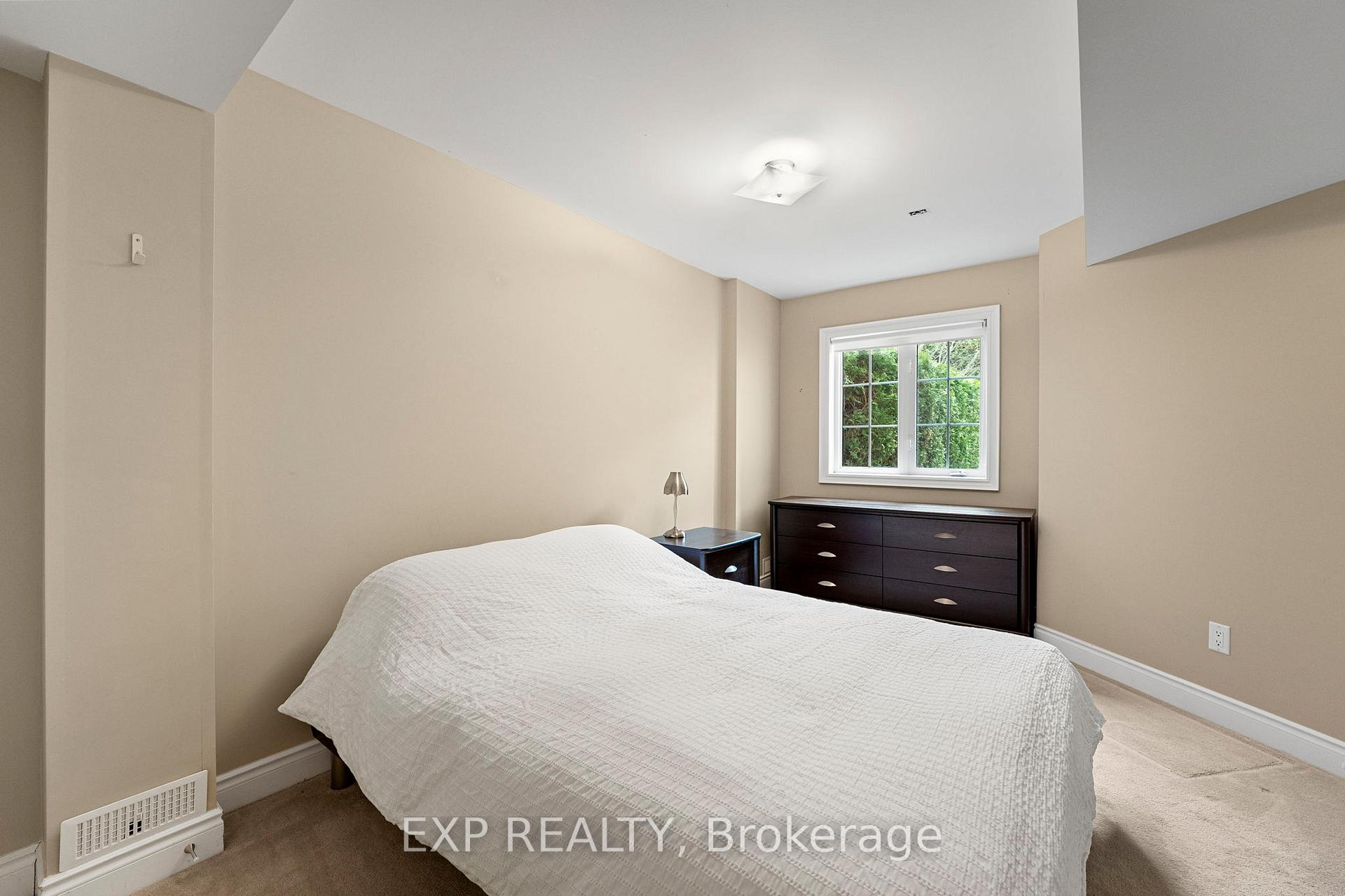 Photo 37 of 54 Stonecliffe Crescent, Aurora, Aurora Estates — HOMEH