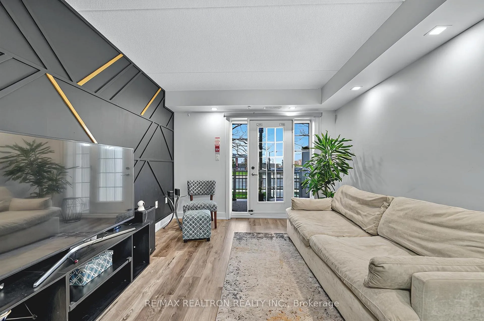 Photo 6 of Unit 110, 7428 Markham Road, Markham, Middlefield — HOMEH