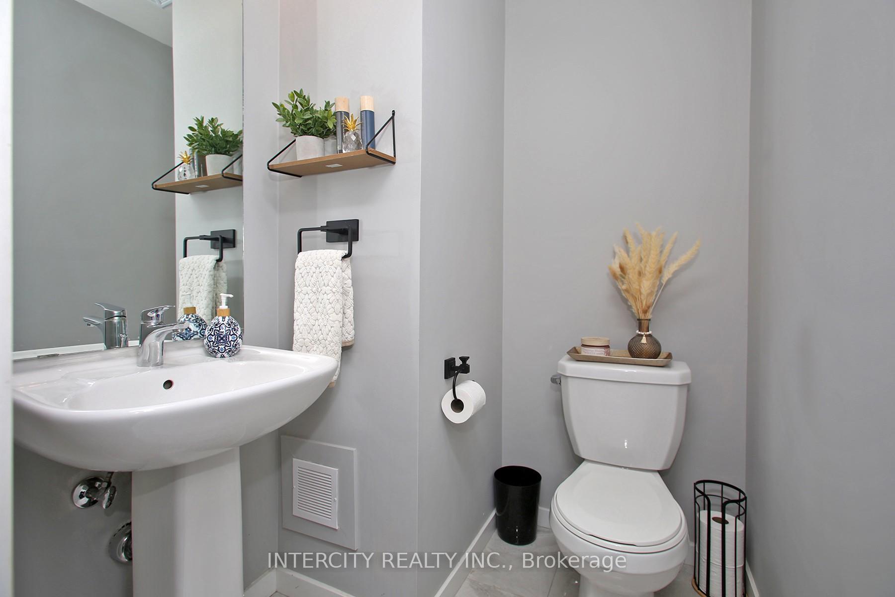Photo 13 of Unit 45, 300 Alex Gardner Circle, Aurora, Aurora Heights — HOMEH
