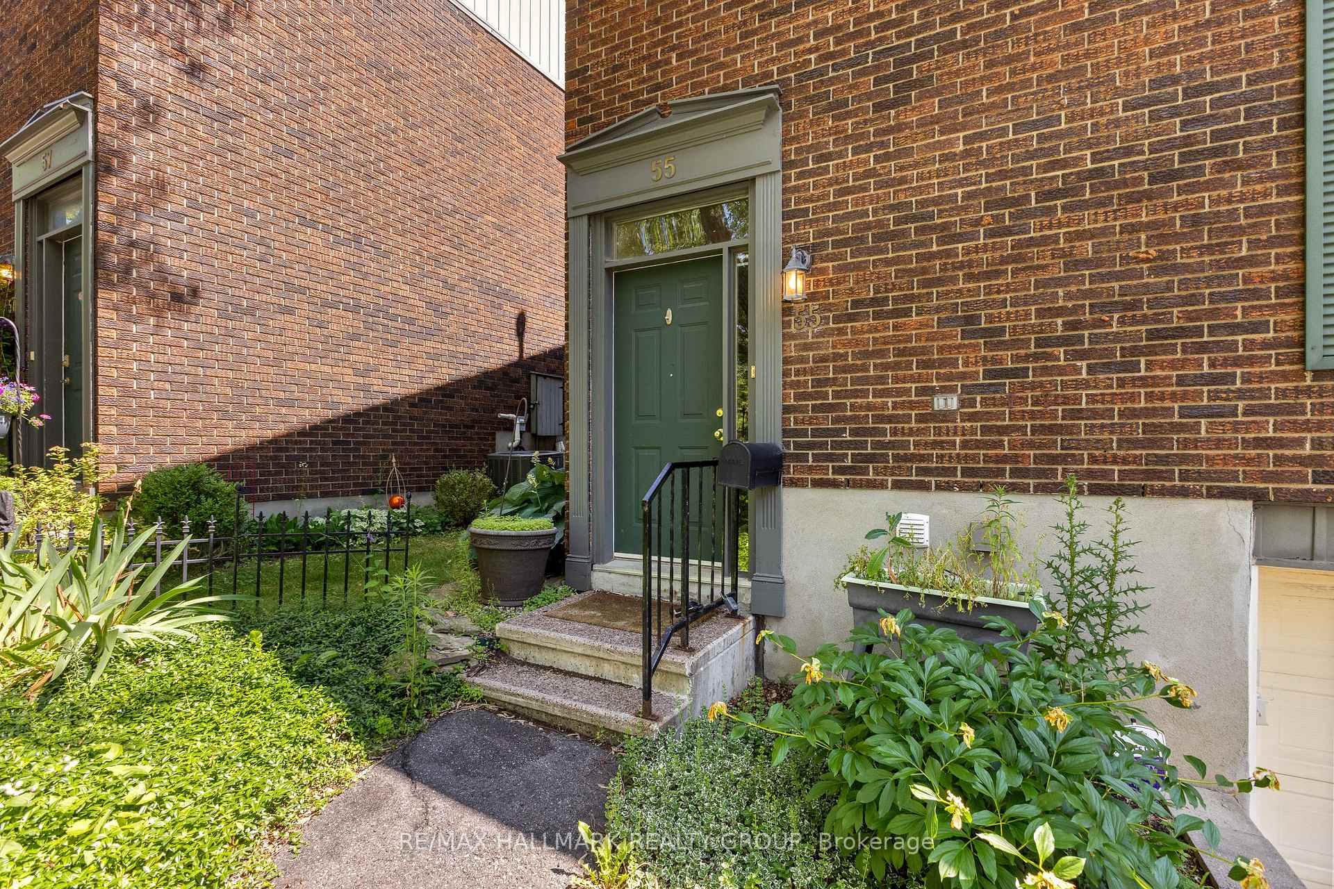 Photo 3 of 55 River Garden Private, Ottawa, Mooneys Bay/Riverside Park — HOMEH