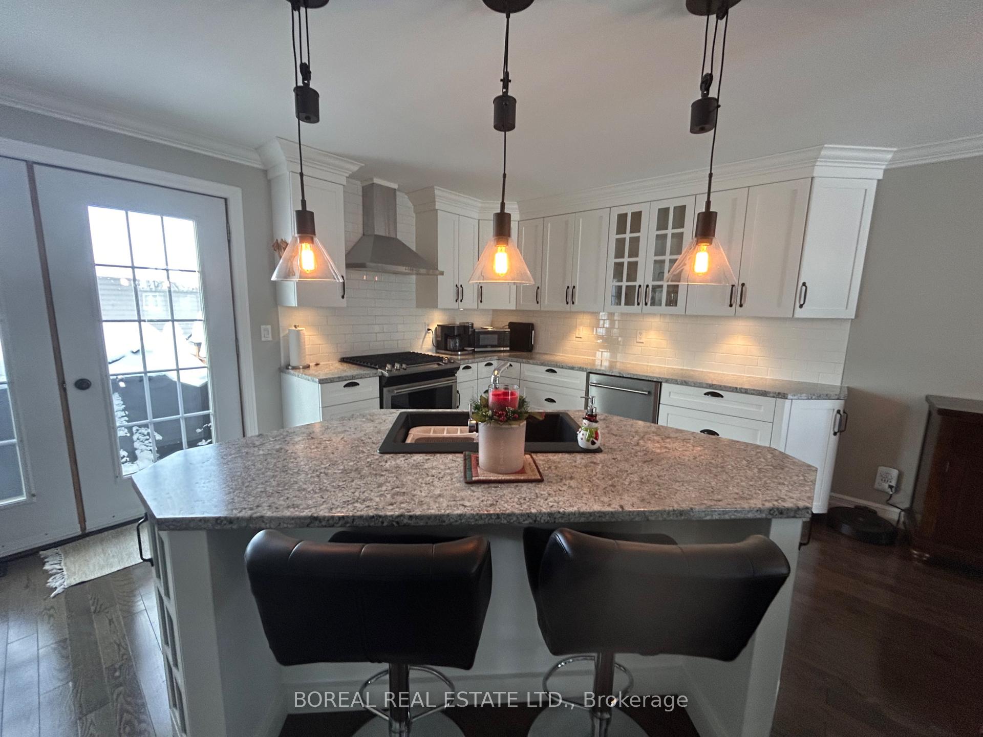 Photo 8 of 95 Alexandra Avenue, Cochrane — HOMEH
