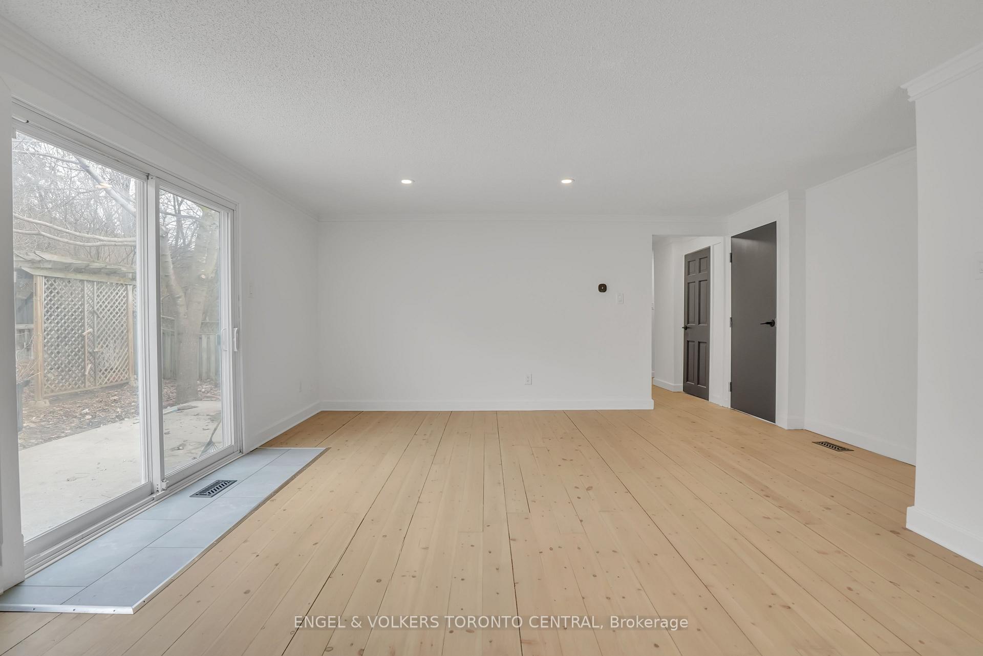 Photo 9 of 192 Edgehill Drive, Barrie, 400 North — HOMEH