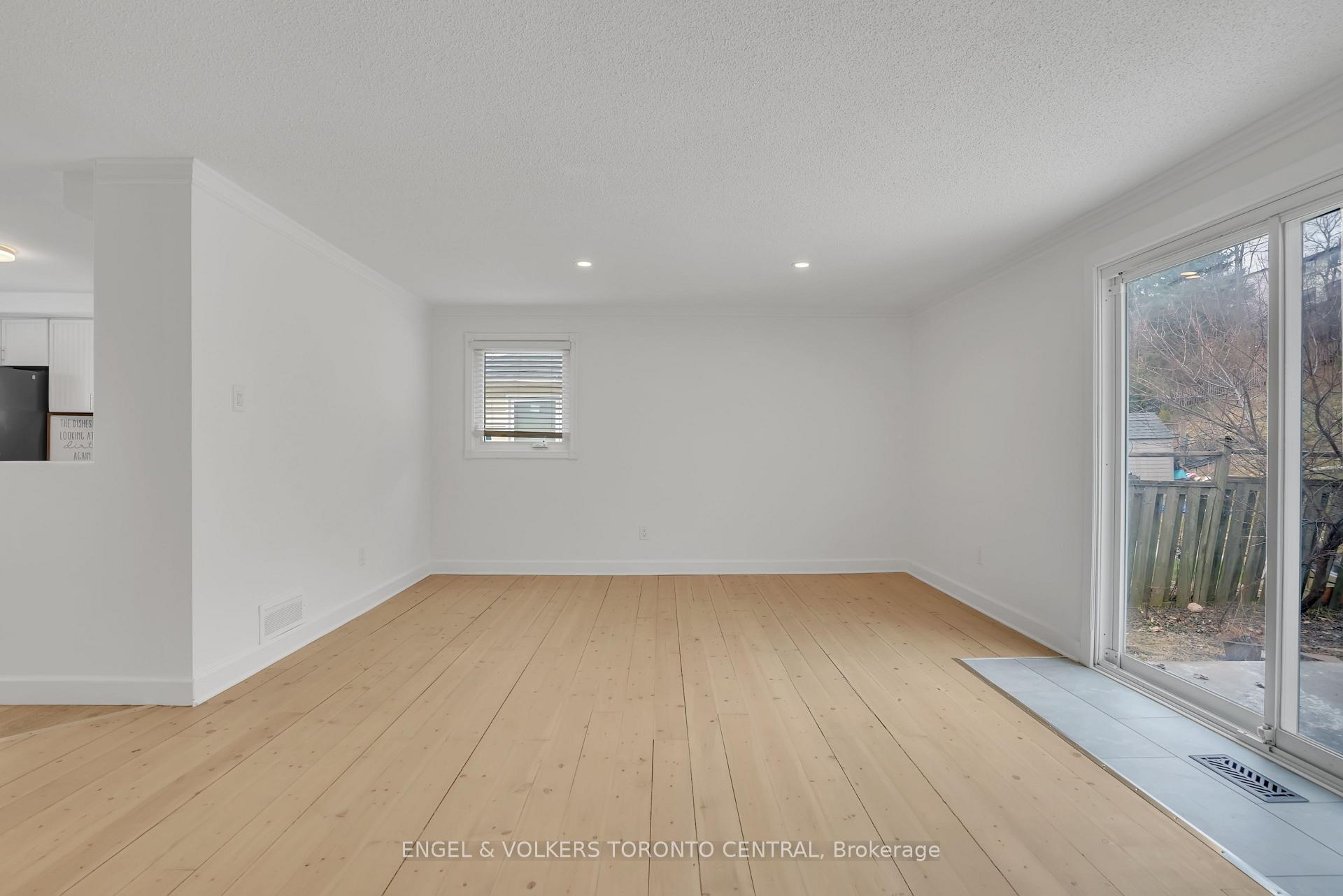 Photo 10 of 192 Edgehill Drive, Barrie, 400 North — HOMEH