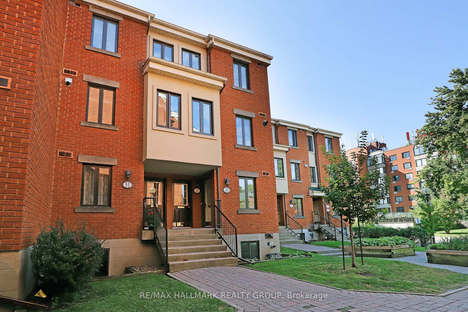 Photo 2 of 47 Crispin Private, Ottawa, Manor Park — HOMEH