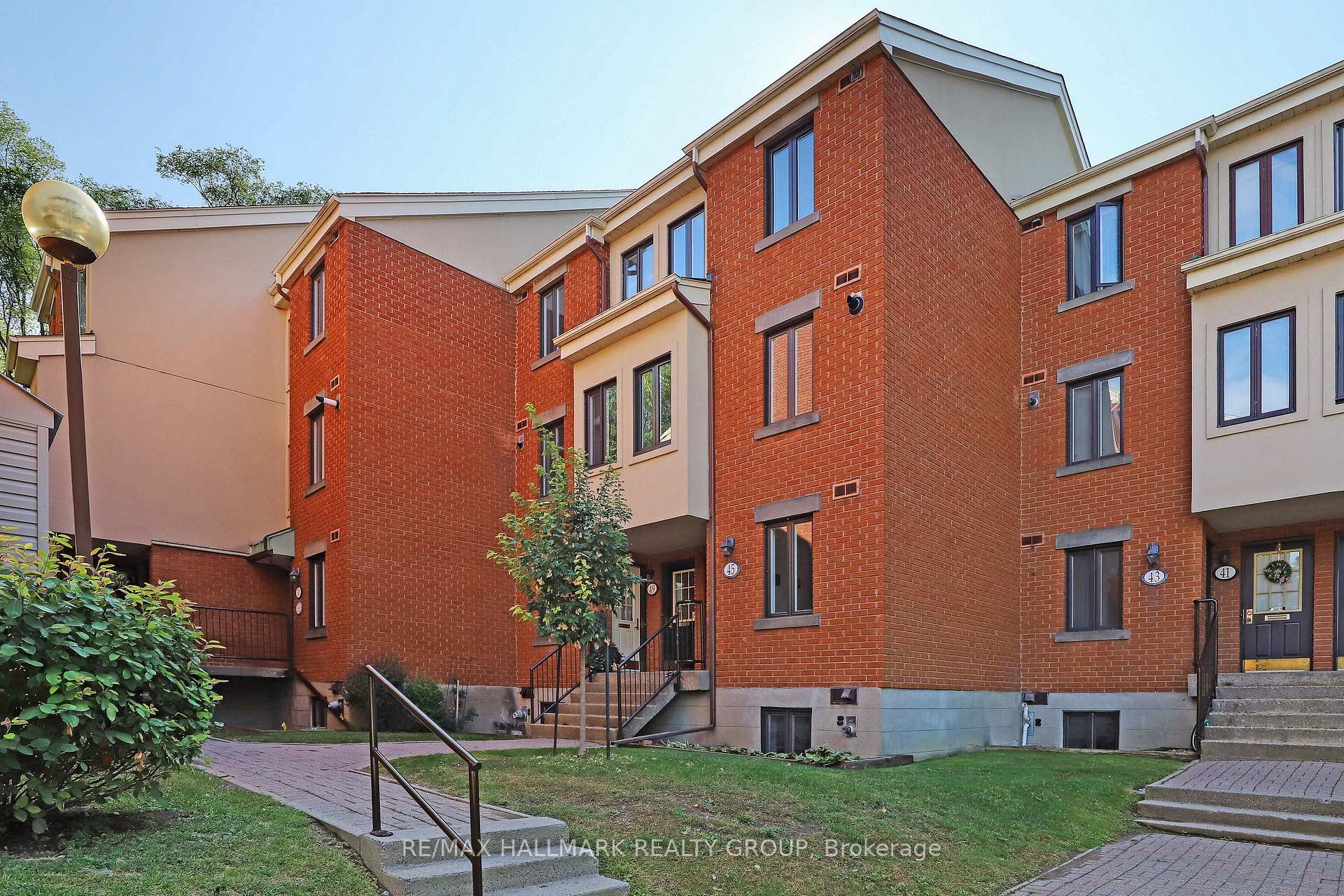 Photo 3 of 47 Crispin Private, Ottawa, Manor Park — HOMEH