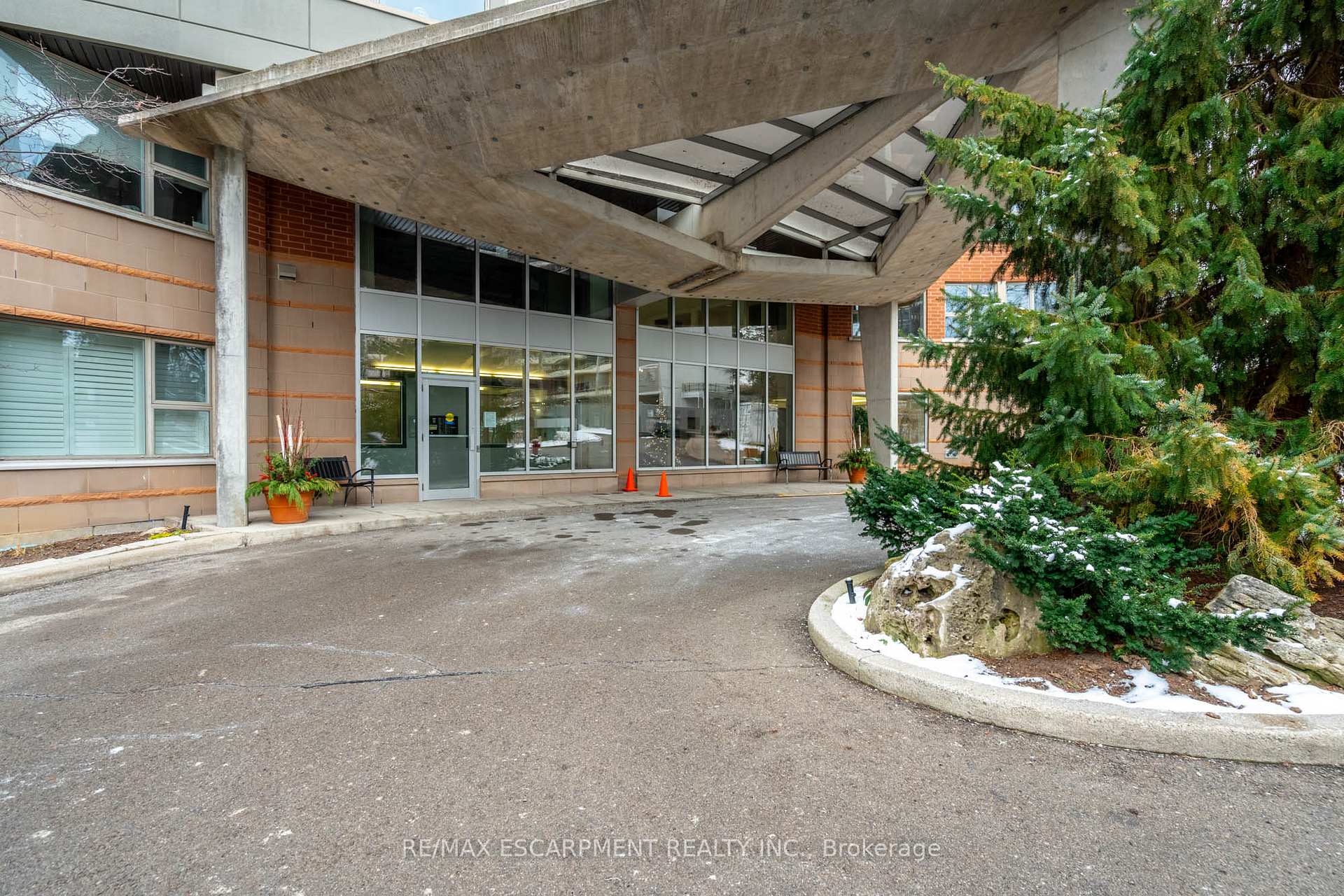 Photo 4 of Unit 201, 77 Governors Road, Hamilton, Dundas — HOMEH
