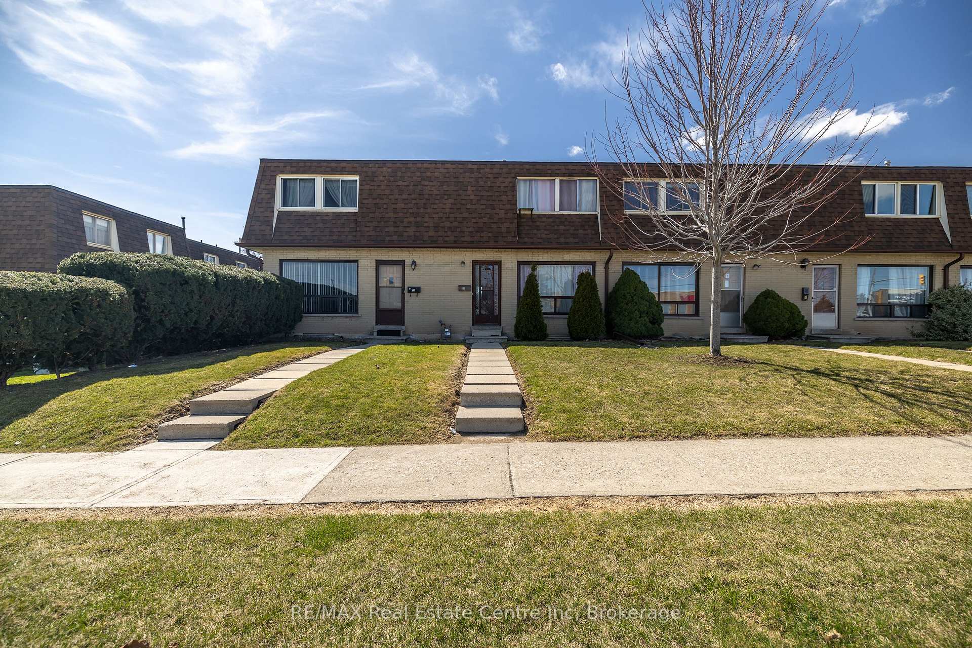 Front of Unit 10, 20 Mountainview Road