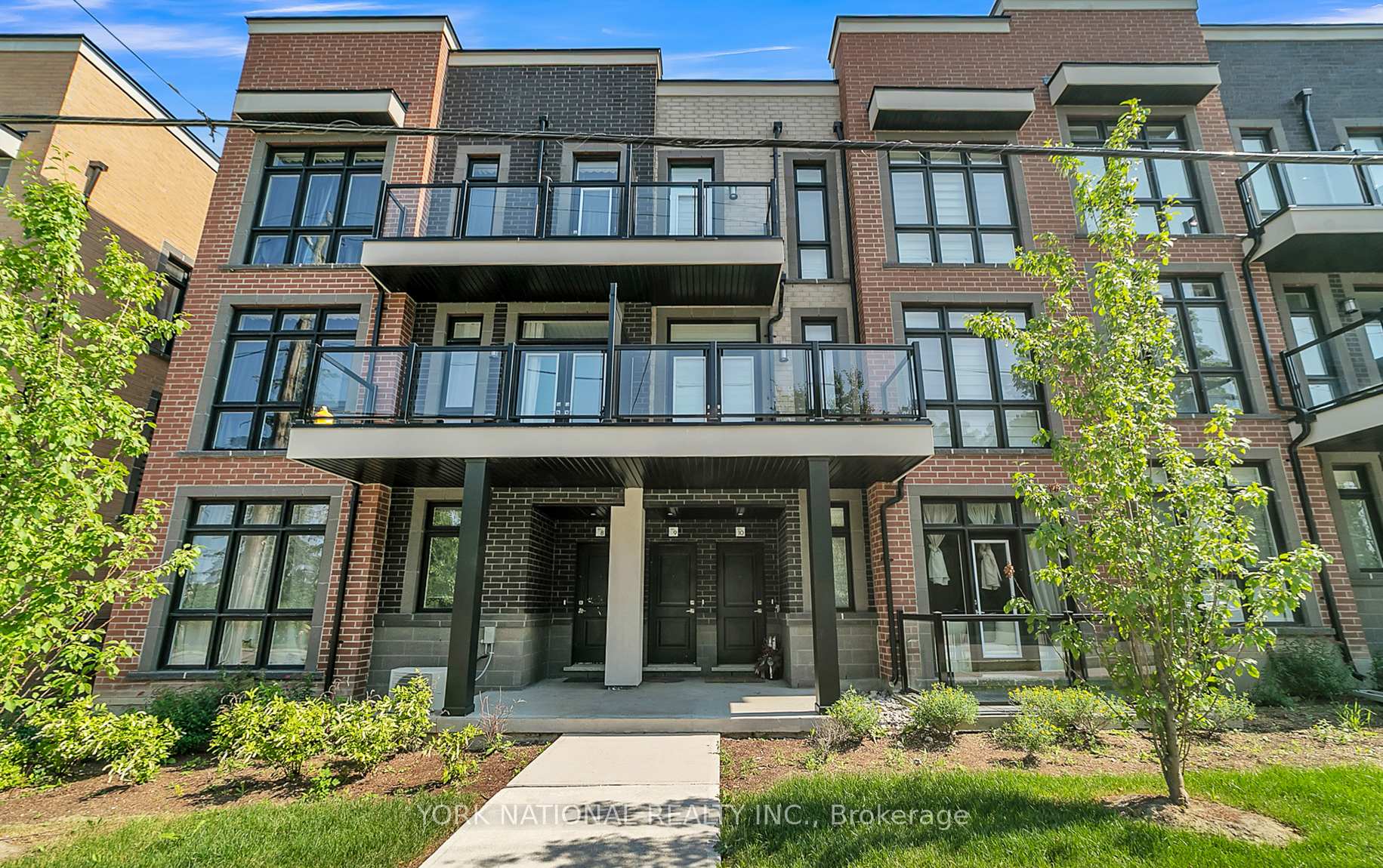 Front of Unit 10, 3 Bond Crescent