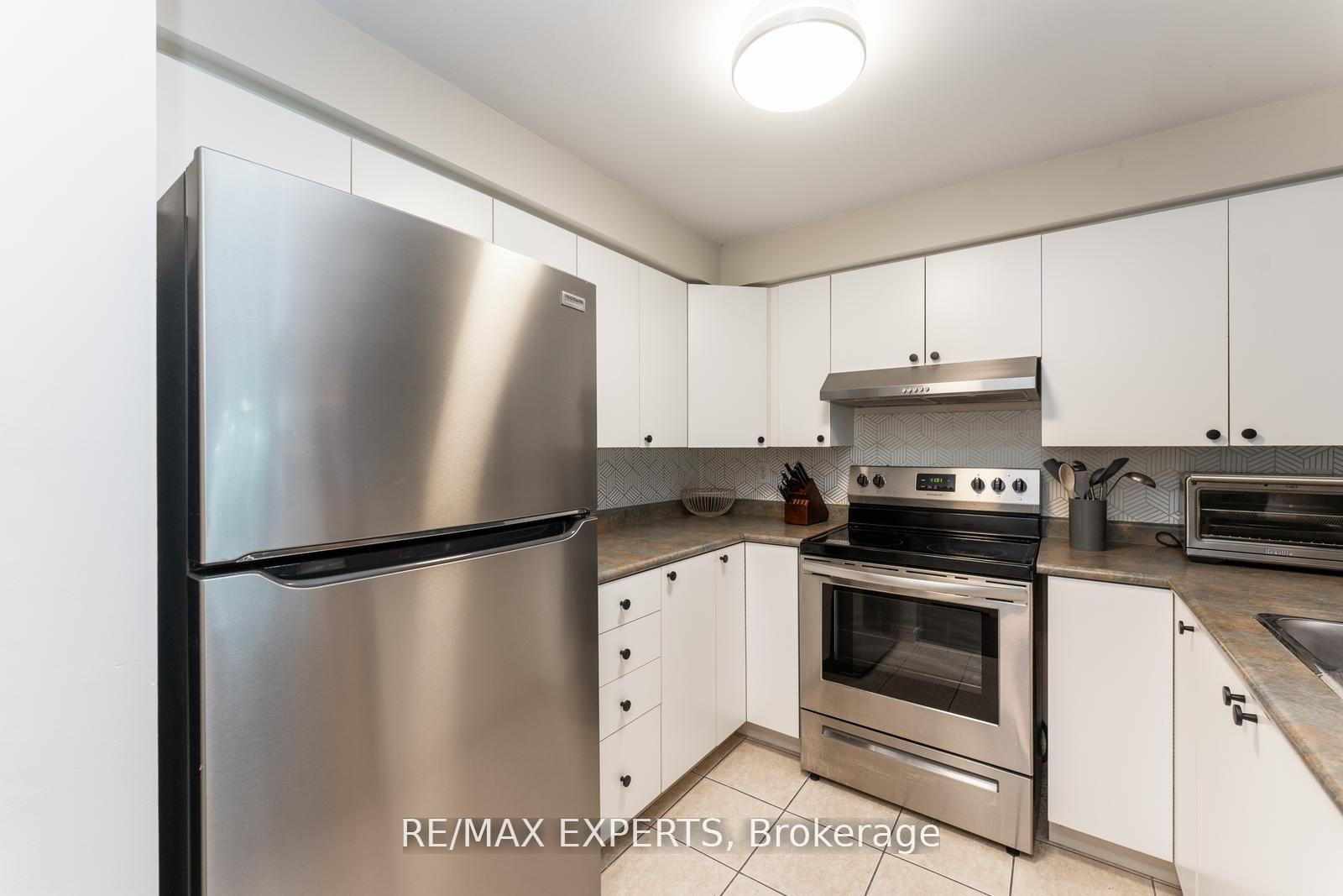 Photo 10 of Unit 403, 117 Edgehill Drive, Barrie, Letitia Heights — HOMEH