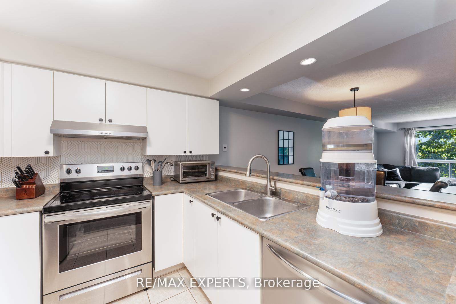 Photo 11 of Unit 403, 117 Edgehill Drive, Barrie, Letitia Heights — HOMEH