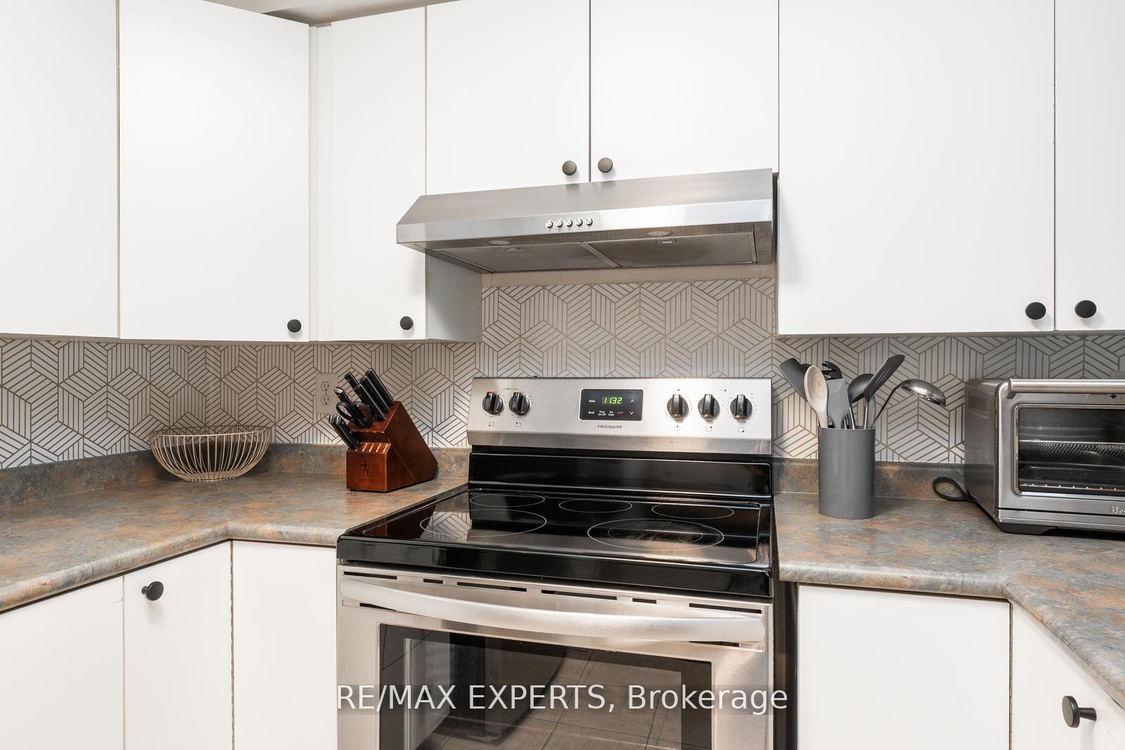 Photo 13 of Unit 403, 117 Edgehill Drive, Barrie, Letitia Heights — HOMEH