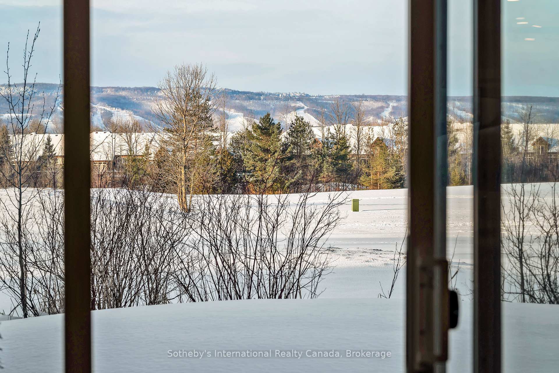 Photo 21 of 563 Oxbow Crescent, Collingwood — HOMEH