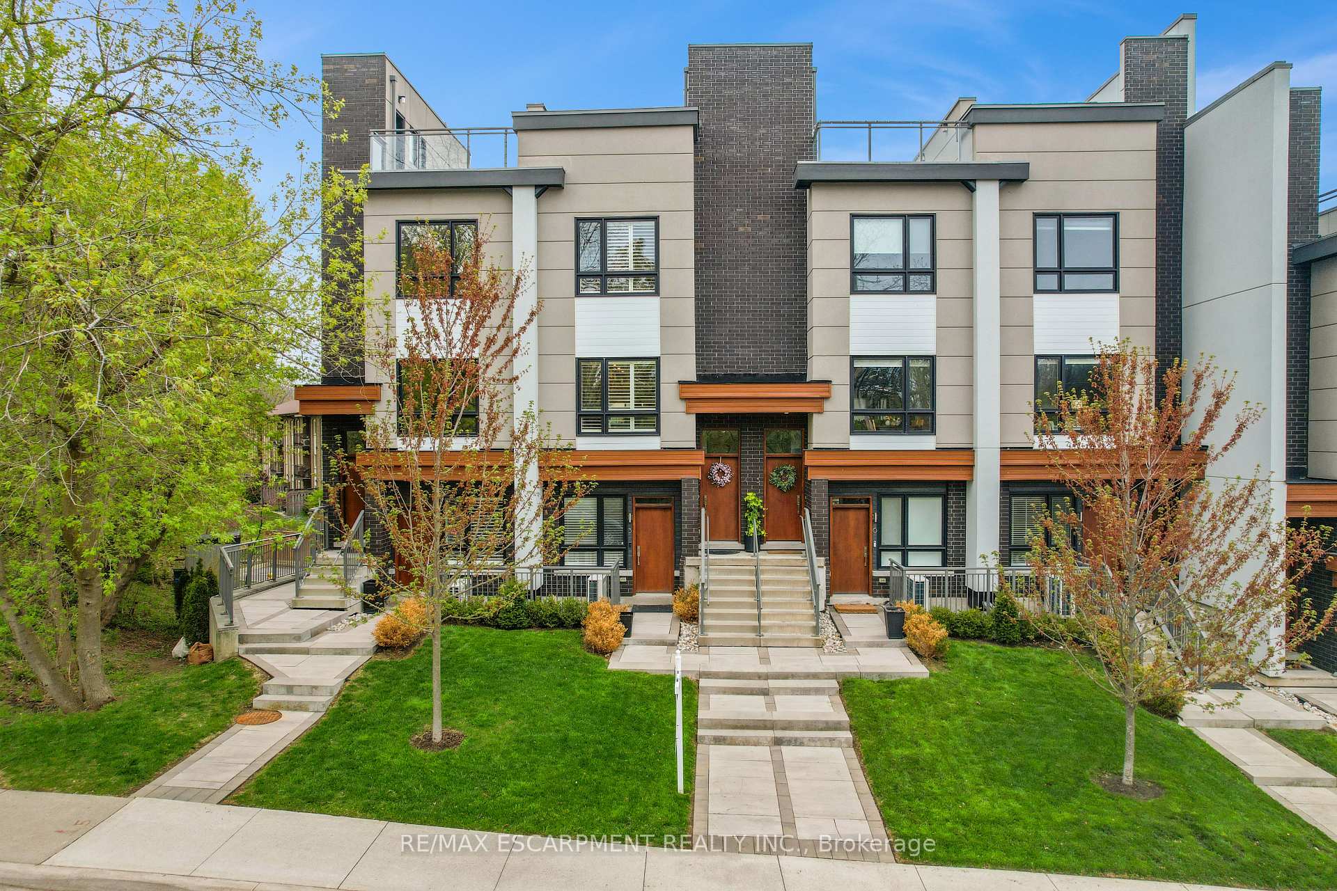Front of Unit 4, 39 Robinson Street N