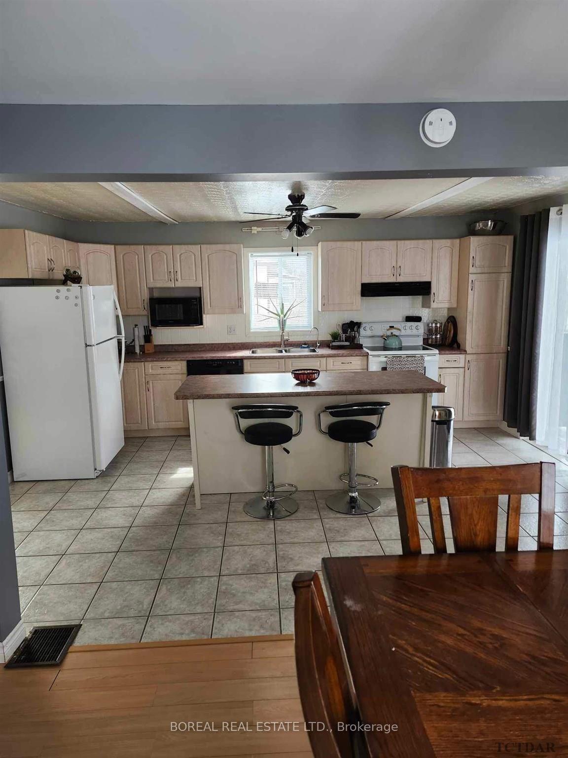 Photo 14 of 287 Tenth Avenue, Cochrane — HOMEH