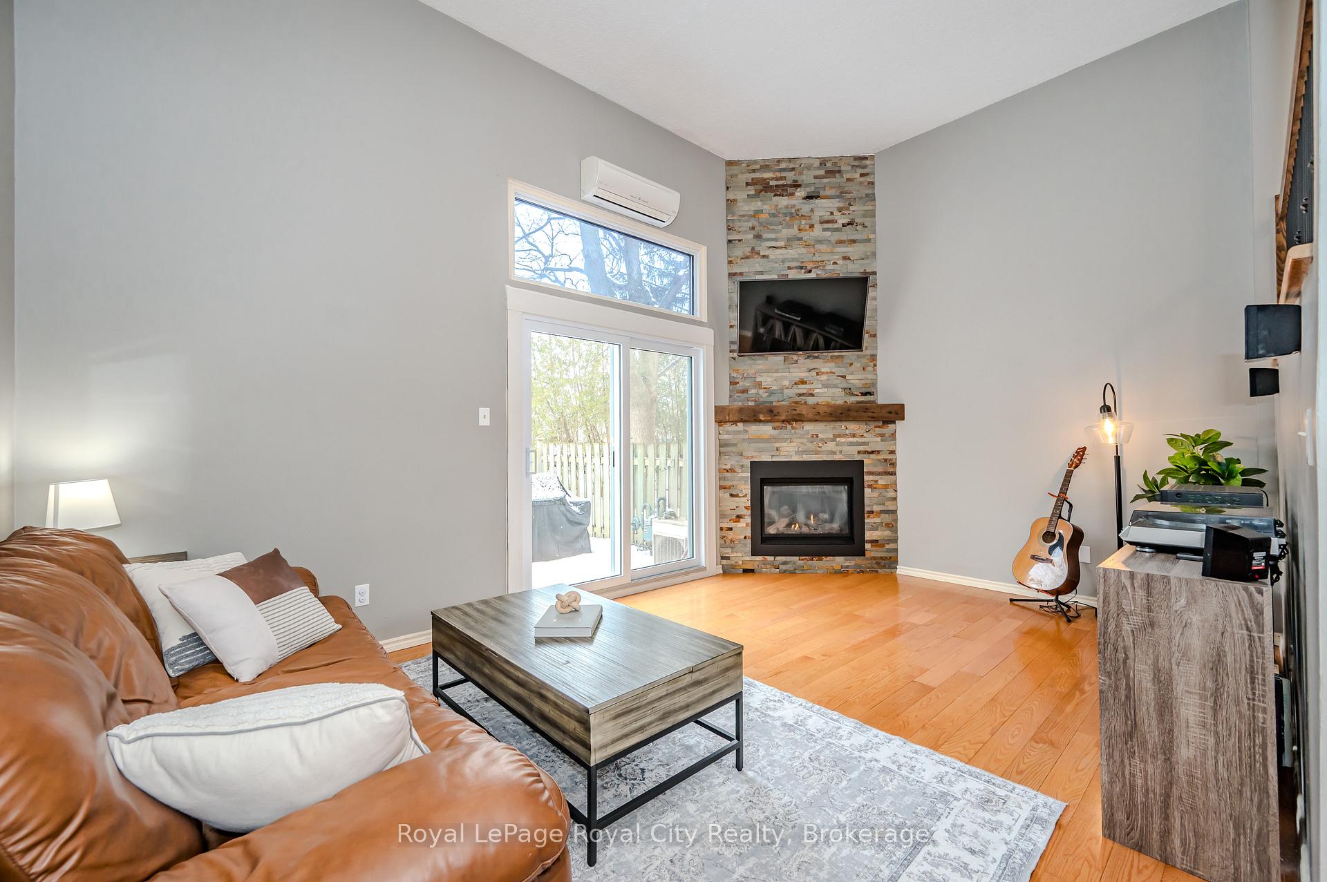 Photo 3 of Unit 9, 2 Worton Avenue, Guelph, Willow West/Sugarbush/West Acres — HOMEH