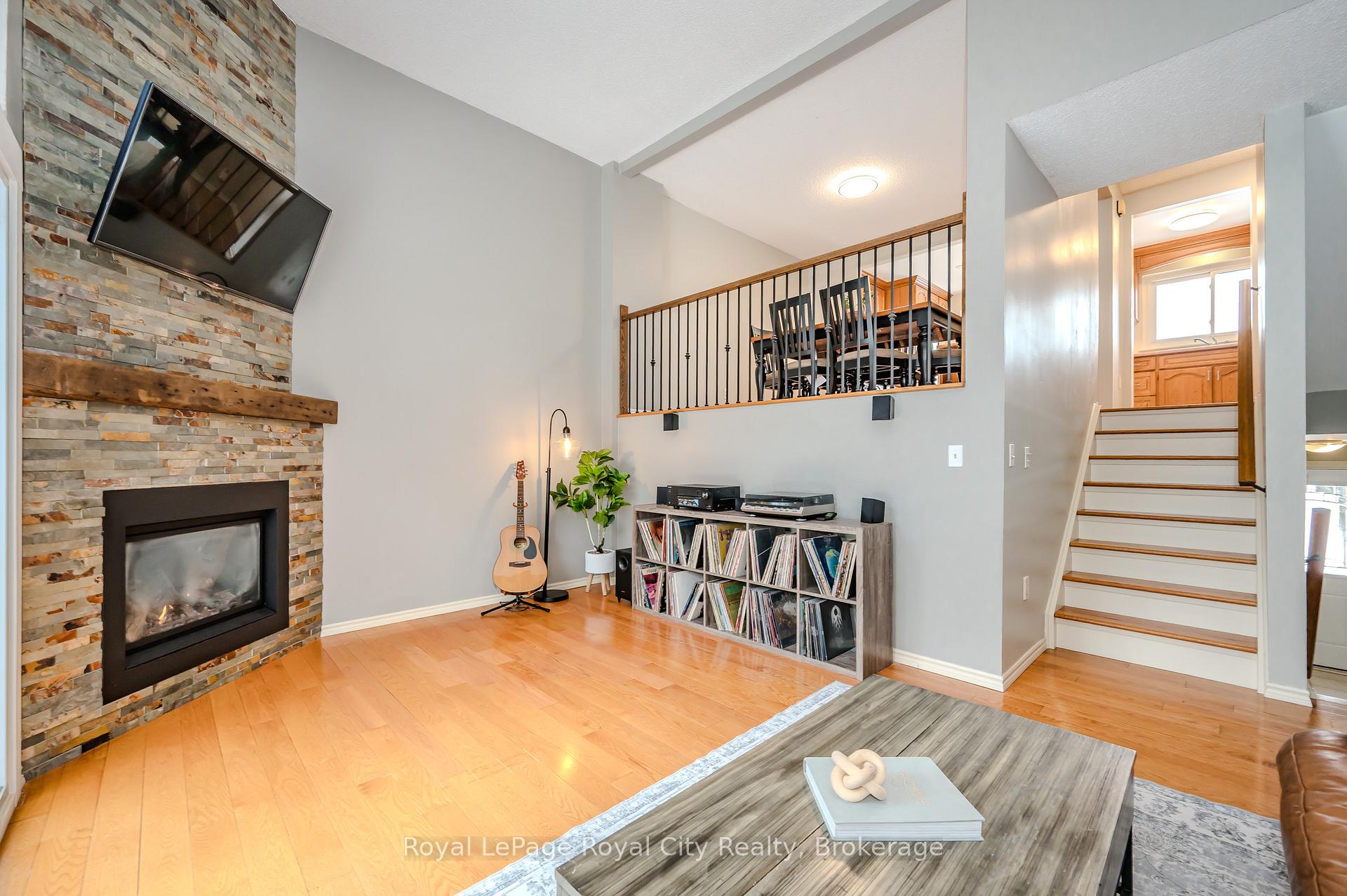 Photo 5 of Unit 9, 2 Worton Avenue, Guelph, Willow West/Sugarbush/West Acres — HOMEH